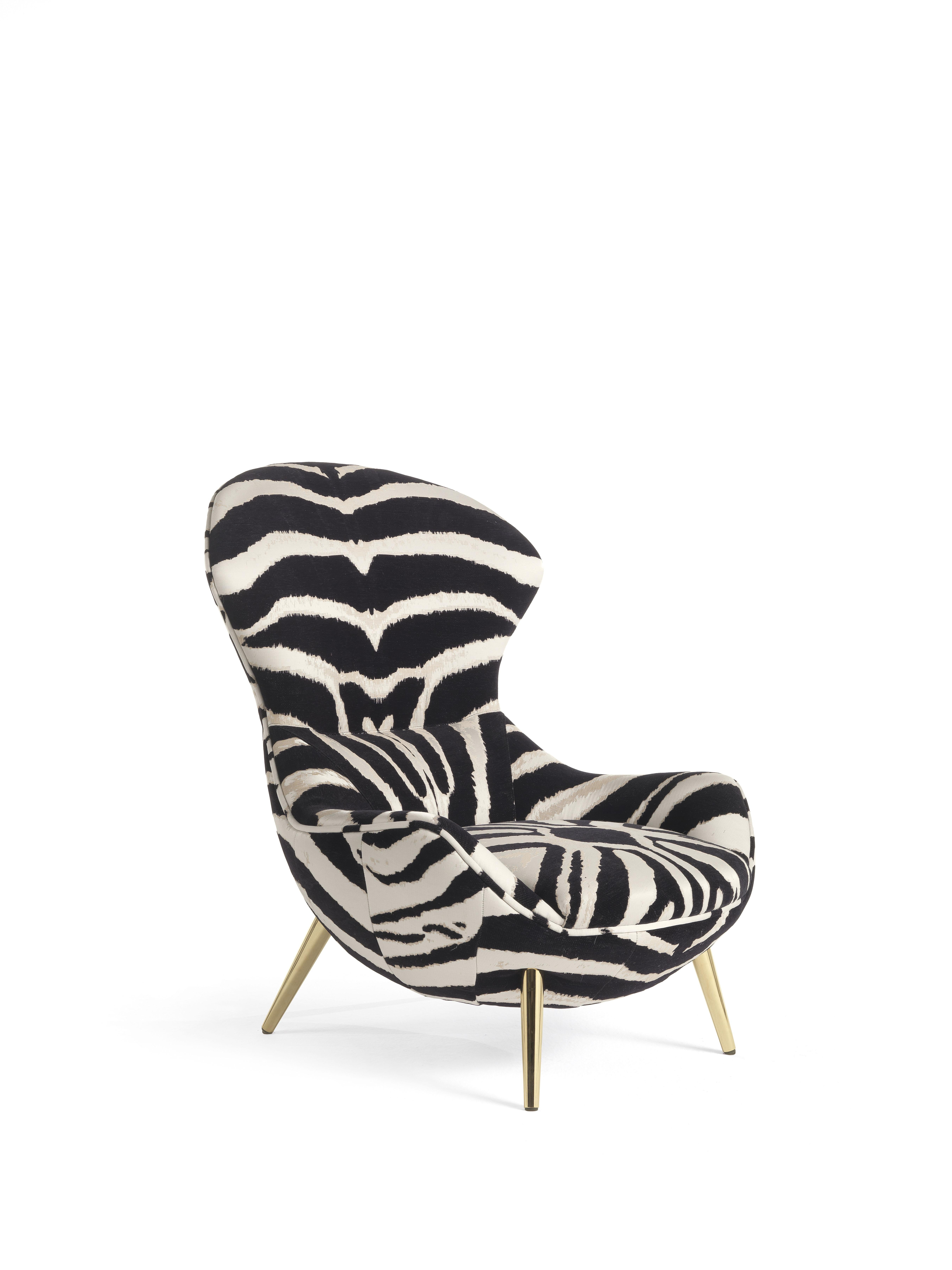 A dynamic and embracing shape with sinuous lines for the Curaçao armchair. With four sloping legs with references to the Fifties, the armchair is proposed in different fabrics of the collection, including the new zebra silk in a bright citron shade,