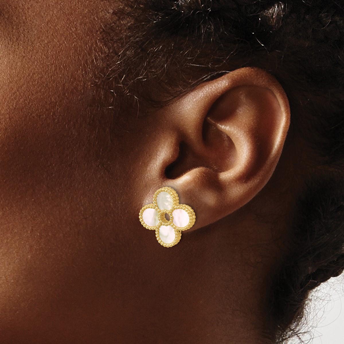 Art Deco Curata 14k Yellow Gold Beaded Mother of Pearl 4- Leaf Clover Stud Earrings For Sale