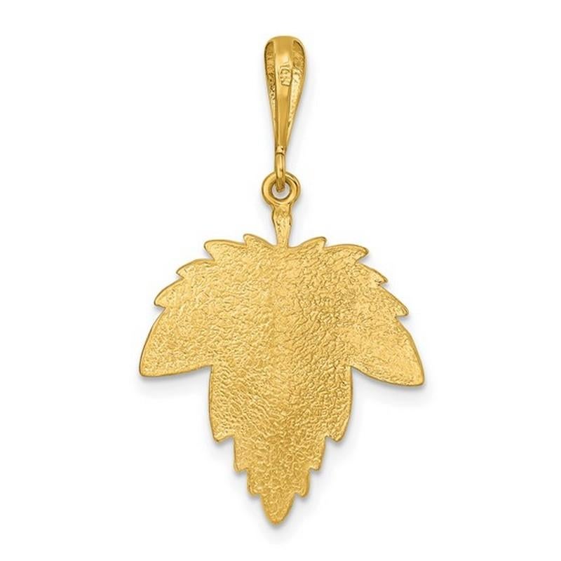 Curata 14k Yellow Gold Italian Textured Large Maple Leaf Pendant In New Condition In Great Neck, NY