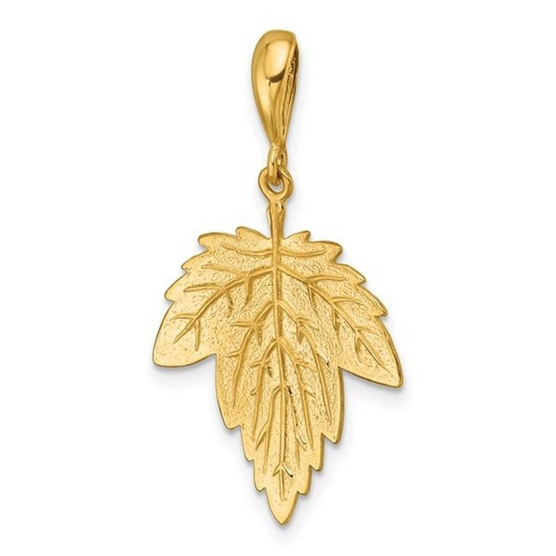 Curata Pendentif italien texturé en or jaune 14 carats avec grande feuille d'érable Pour femmes en vente