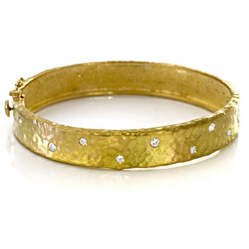 Contemporary Curata 18k Yellow Gold 0.32 Cttw Diamond Hammered Hinged Bangle Bracelet For Sale