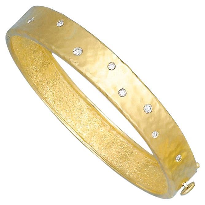 Curata 18k Yellow Gold 0.32 Cttw Diamond Hammered Hinged Bangle Bracelet