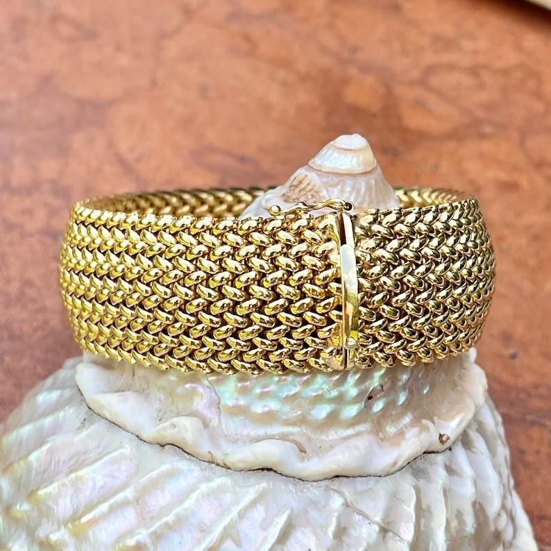 Modern Curata Italian 18k Yellow Gold Heavy Wide Mesh Link Soft Bangle Bracelet For Sale