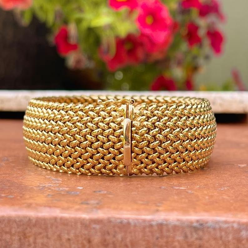 Curata Italian 18k Yellow Gold Heavy Wide Mesh Link Soft Bangle Bracelet In New Condition For Sale In Great Neck, NY