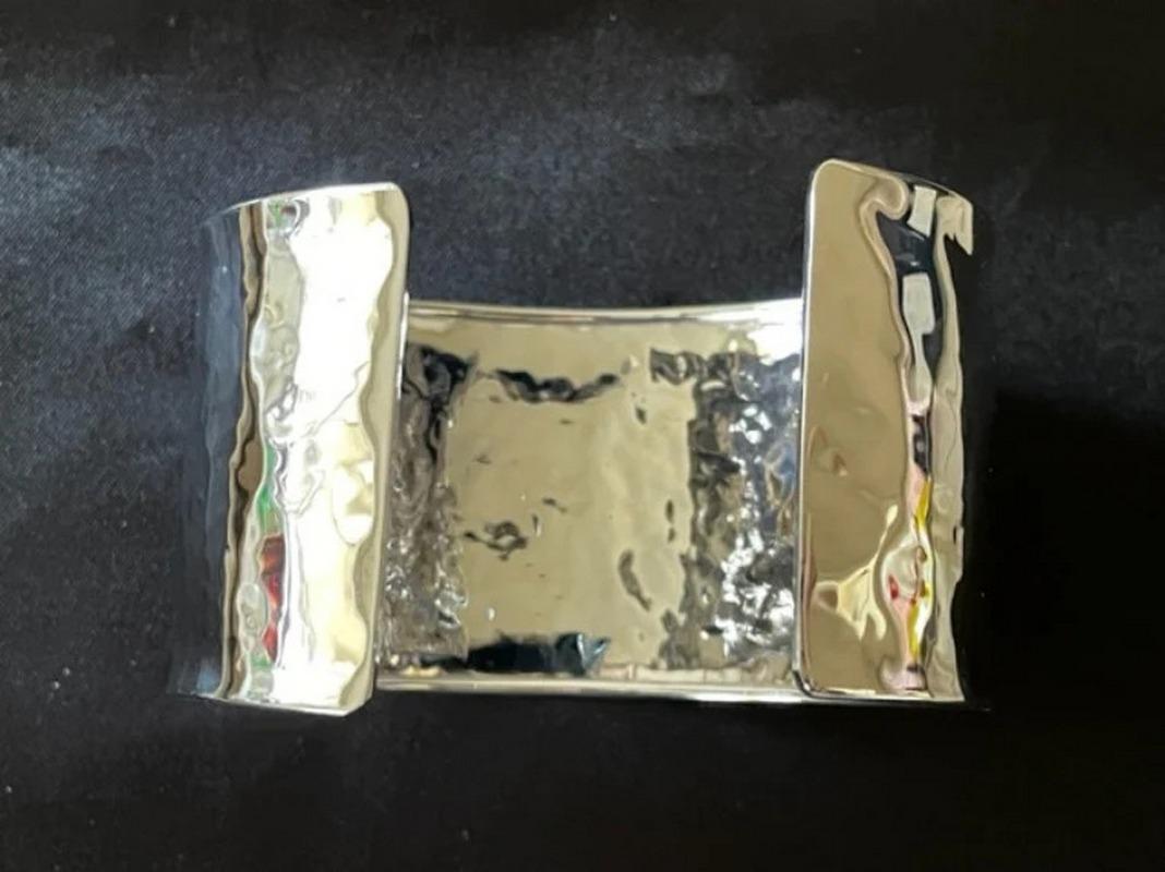 Curata Italienischer Armreif aus massivem 14k Weißgold mit gehämmerter Manschette im Angebot 1