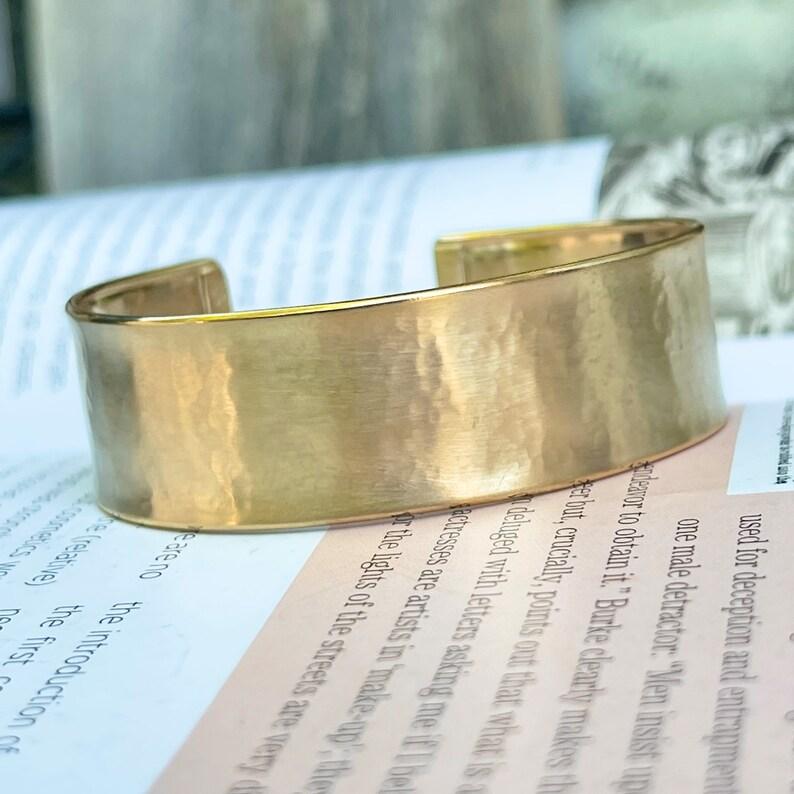 Curata Italian Solid 14k Yellow Gold Hammered Cuff Bangle Bracelet In New Condition For Sale In Great Neck, NY