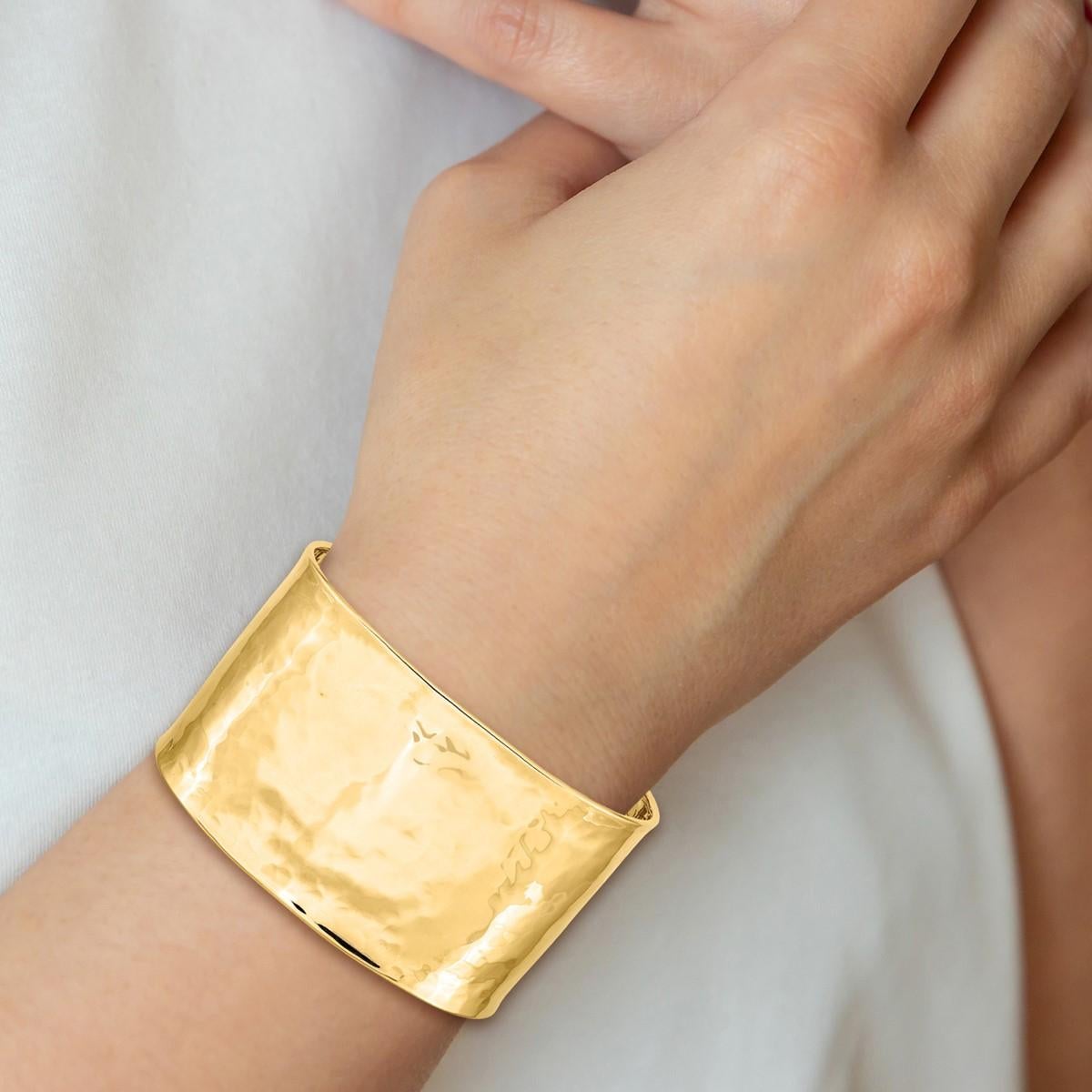Curata Italienischer Armreif aus massivem 14k Gelbgold mit 37 mm breiter gehämmerter Manschette für Damen oder Herren im Angebot