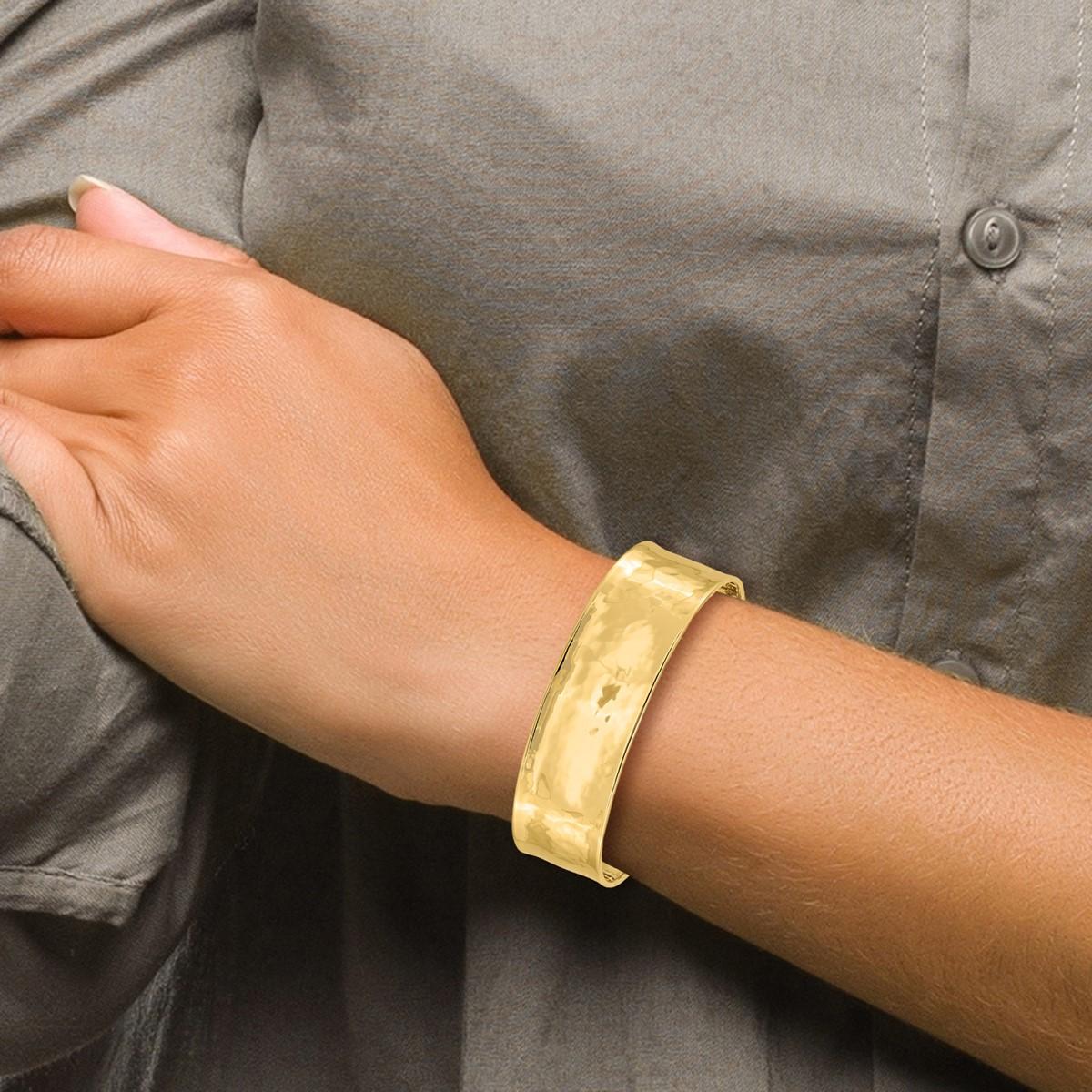 Curata Italienischer Armreif aus massivem 14k Gelbgold mit gehämmerter Manschette (Moderne) im Angebot