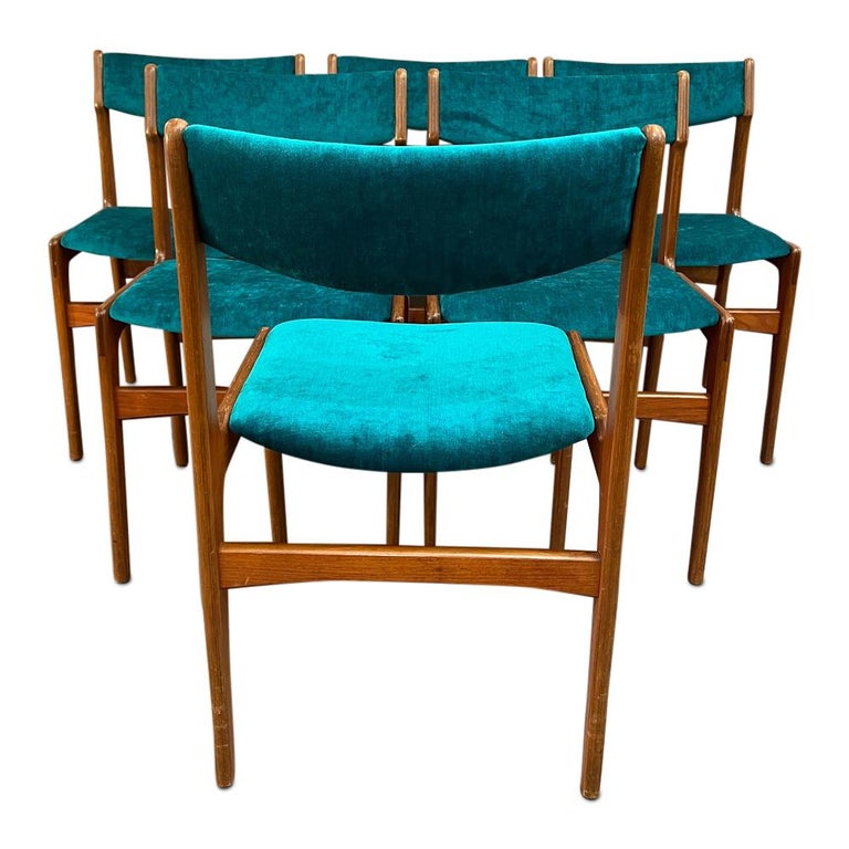 Curated Mid Century teak dining chairs with the new teal velvet fabric set 6 For Sale at 1stDibs