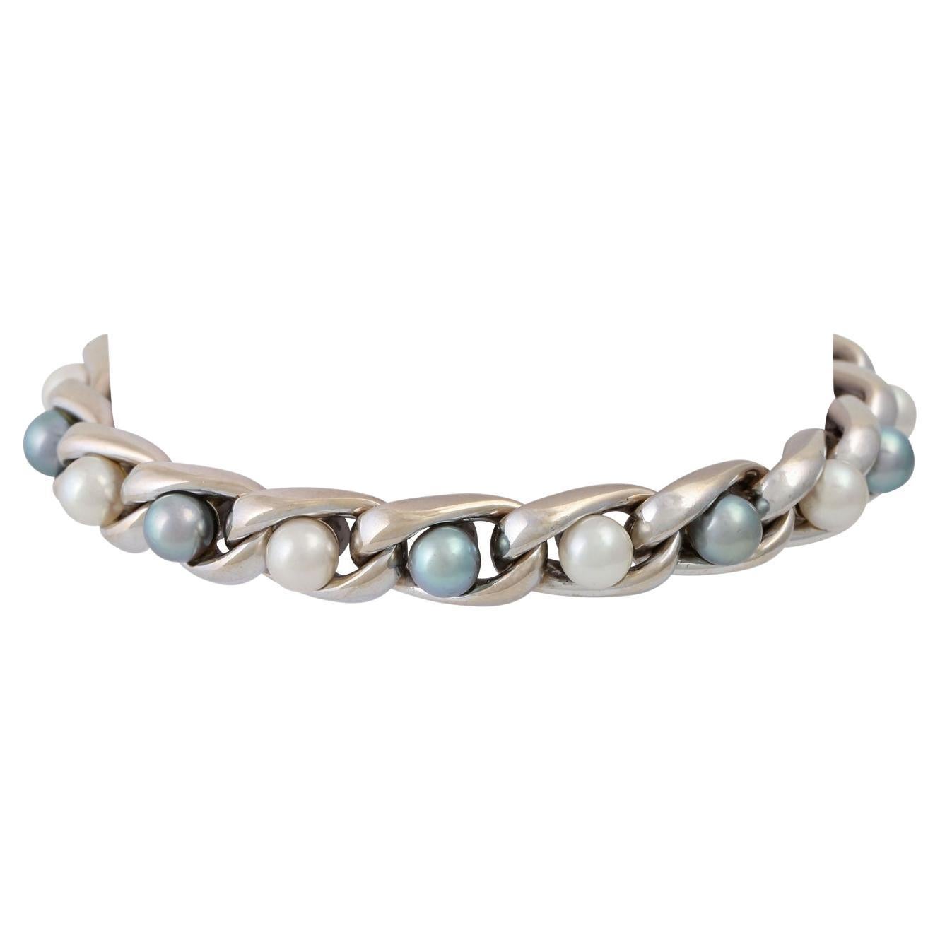 Armband mit gebogenen Kurbeln, vor allem mit grauen und weißen Zuchtperlen. im Angebot