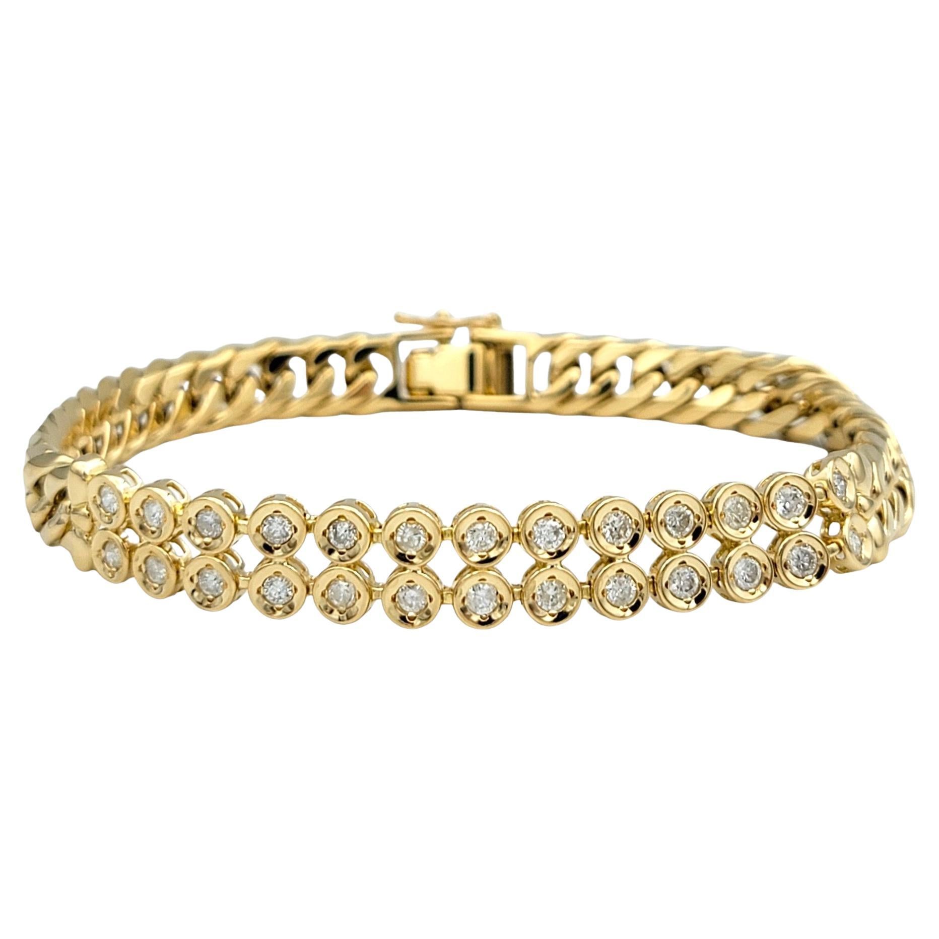 Bracelet à maillons courbés en or jaune 18 carats serti de diamants ronds sertis sur le chaton en vente