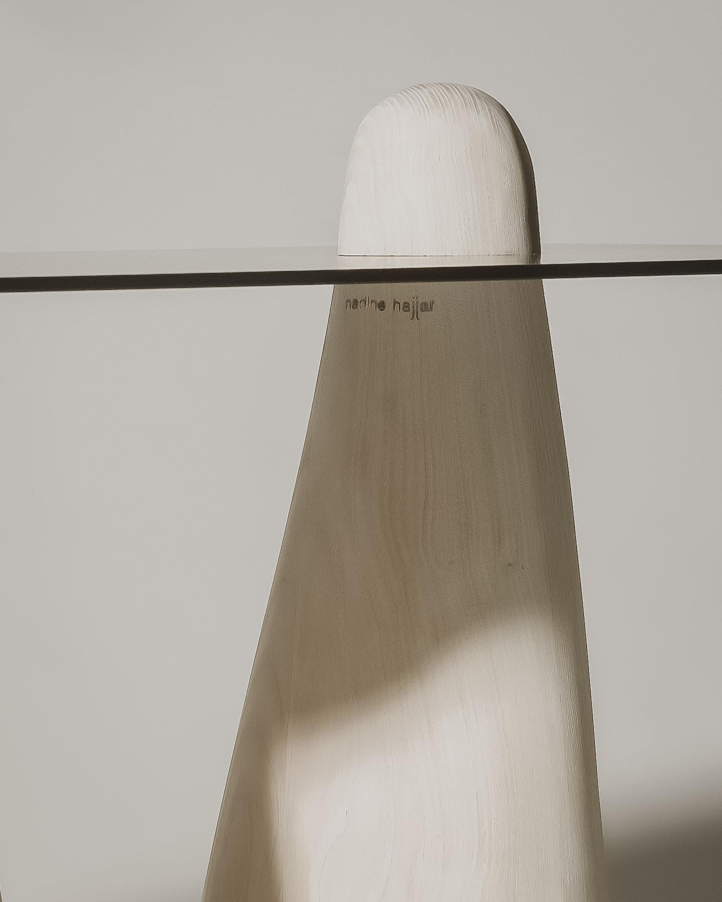Curieuse, Contemporary Beistelltisch, Platte aus geschnitzter Esche und Stahl von Nadine Hajjar (21. Jahrhundert und zeitgenössisch) im Angebot