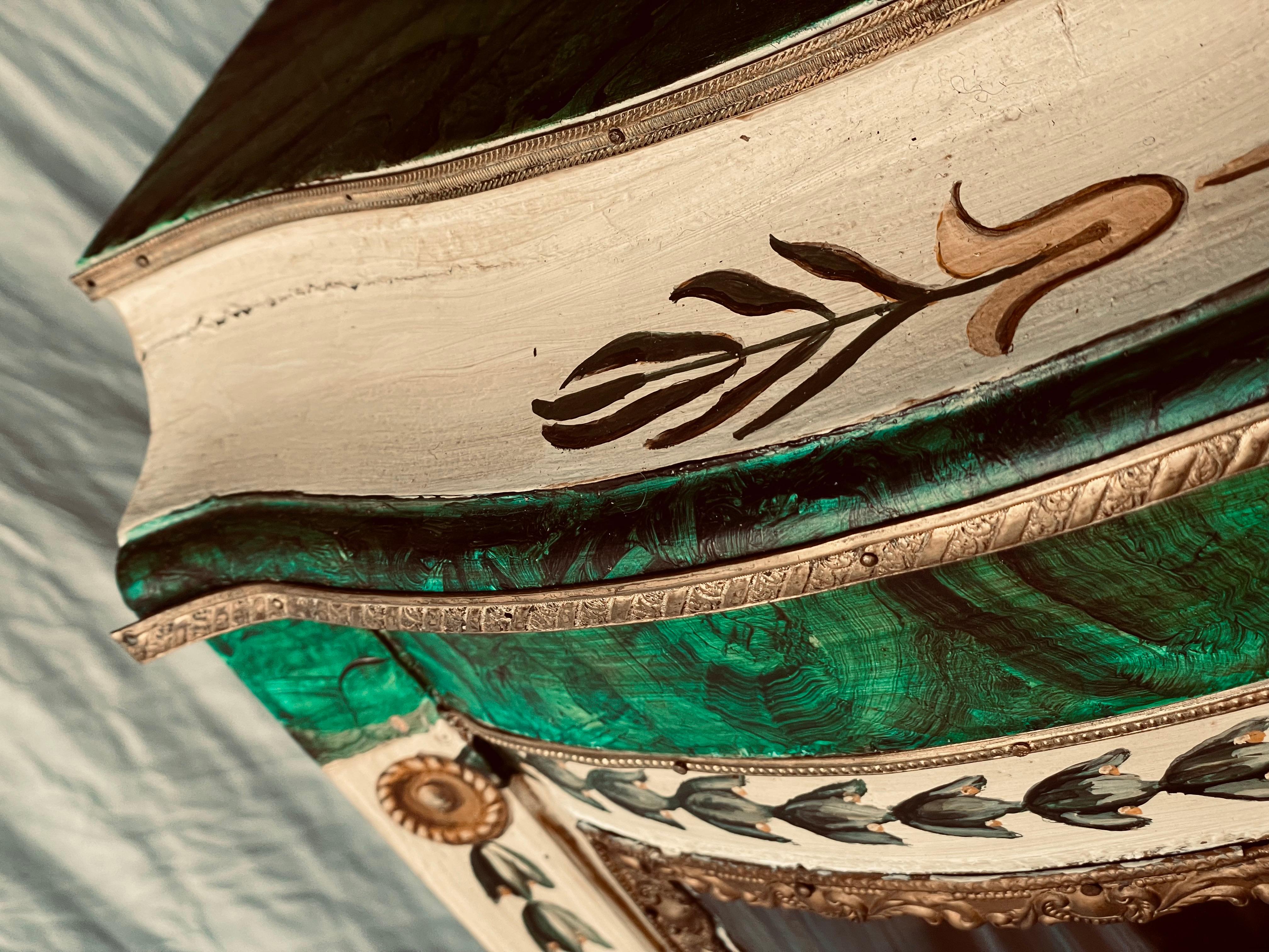 Cabinet Curio Vitrine dipinto a mano in stile russo con finta malachite e ormolu in vendita 2