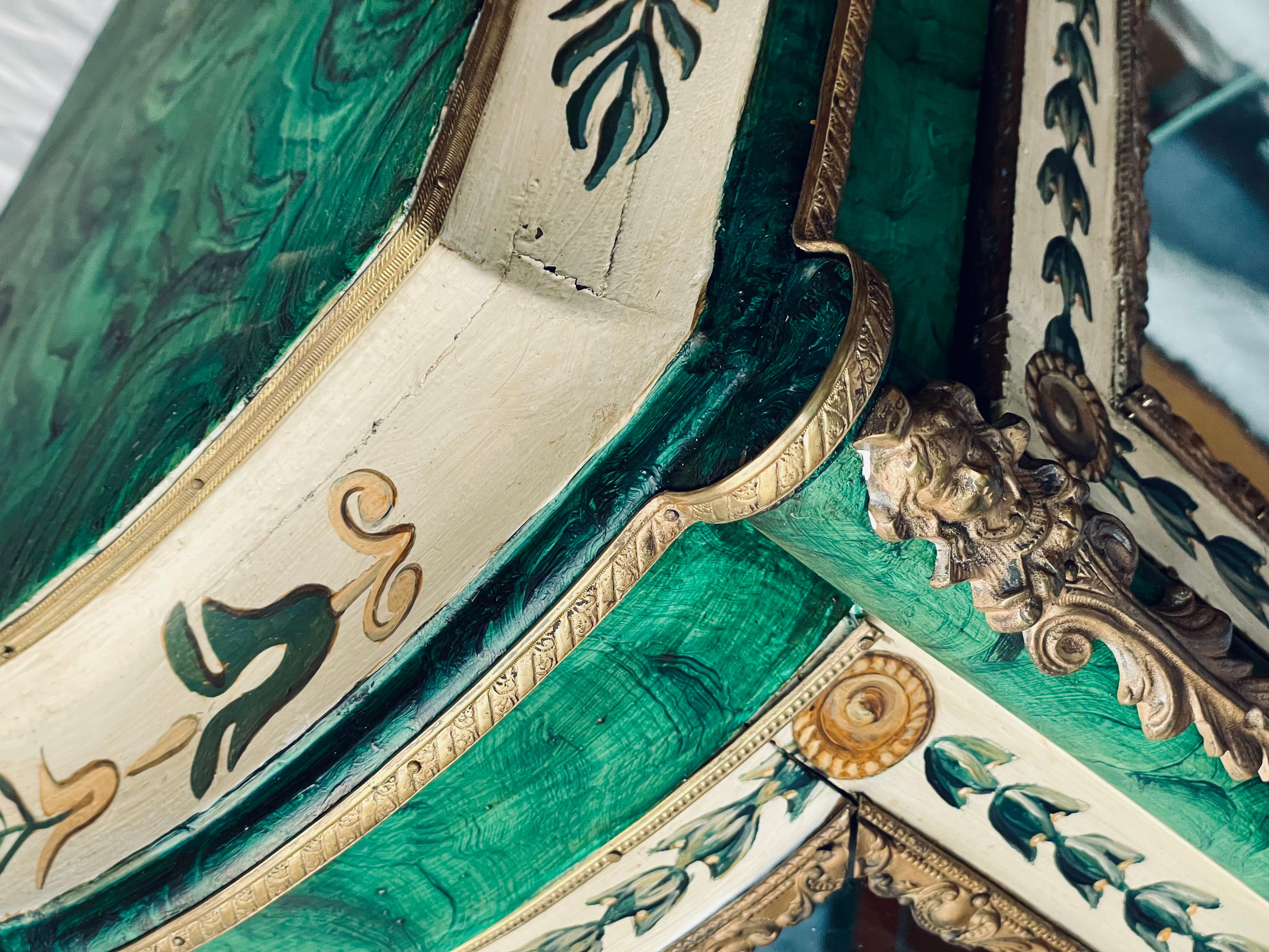 Cabinet Curio Vitrine dipinto a mano in stile russo con finta malachite e ormolu in vendita 3