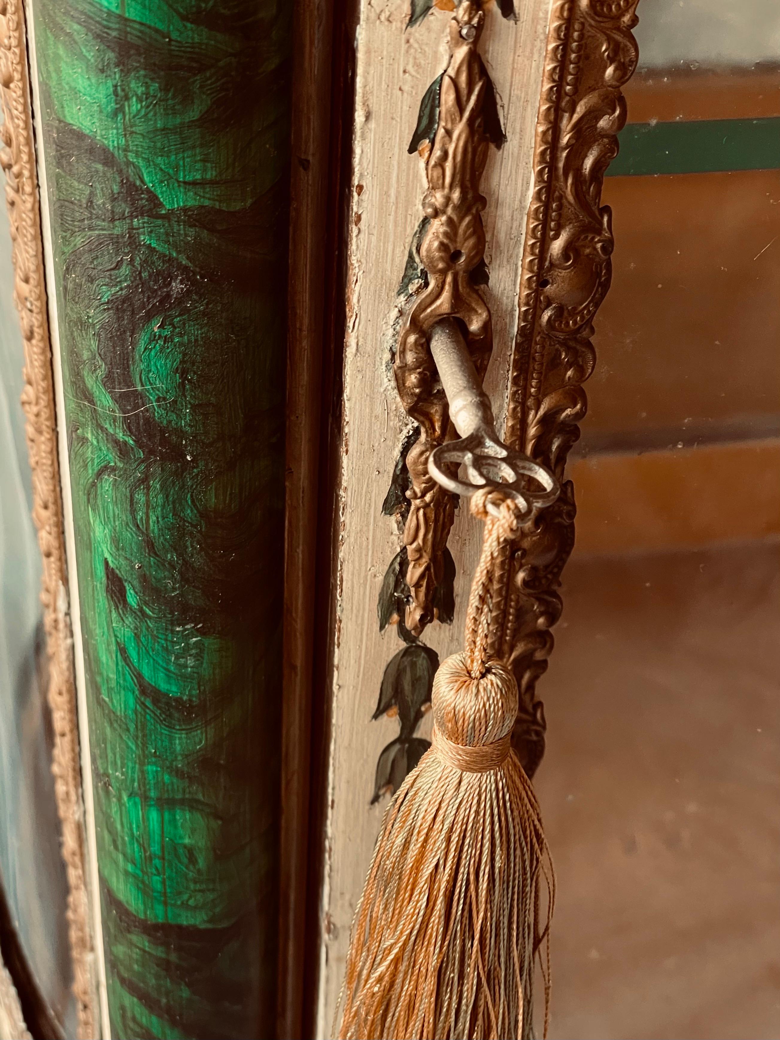 Cabinet Curio Vitrine dipinto a mano in stile russo con finta malachite e ormolu in vendita 4