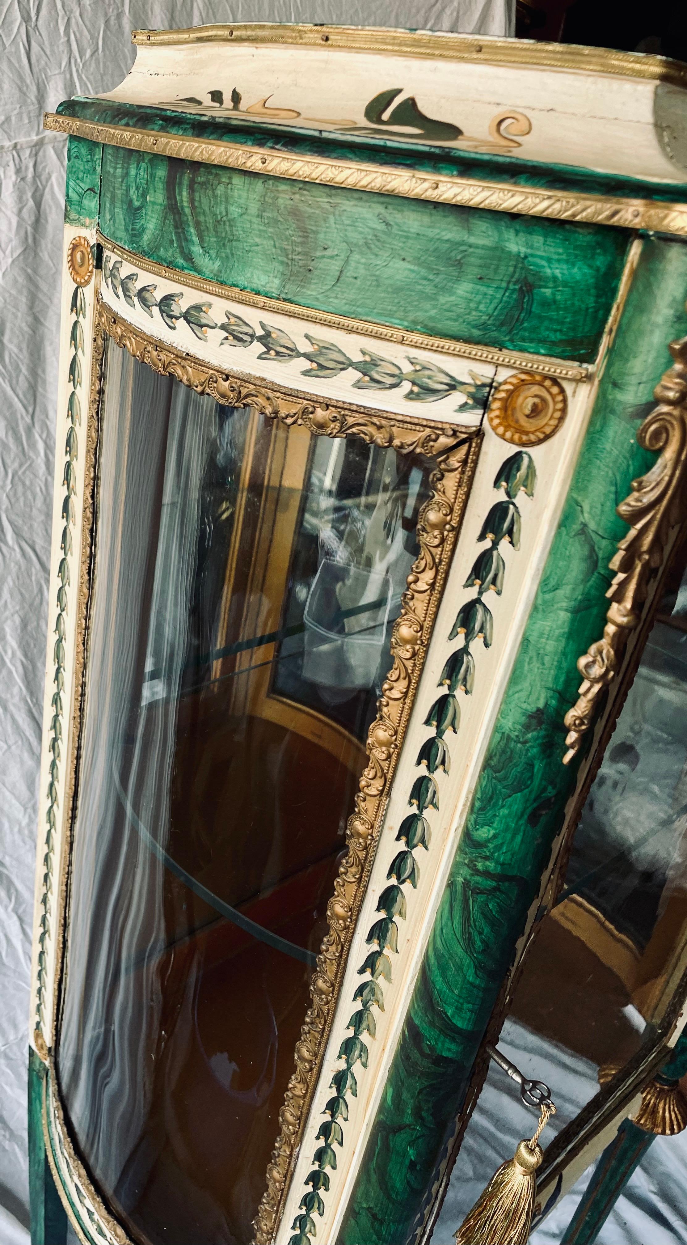 Cabinet Curio Vitrine dipinto a mano in stile russo con finta malachite e ormolu in vendita 5