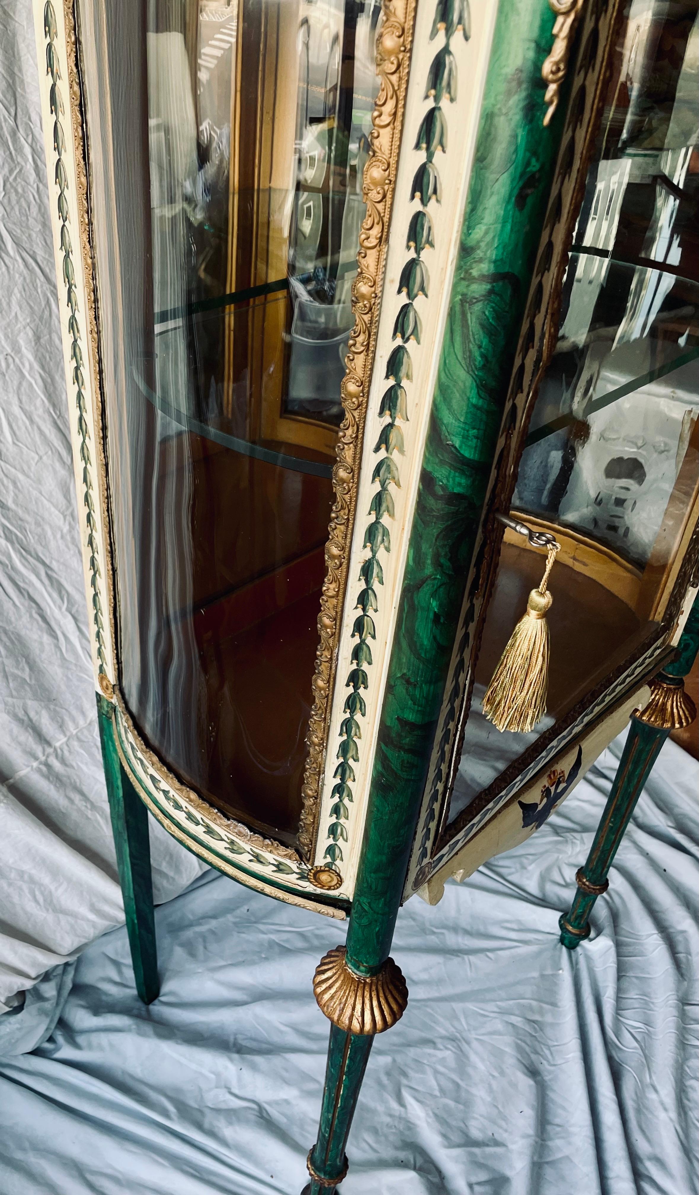 Cabinet Curio Vitrine dipinto a mano in stile russo con finta malachite e ormolu in vendita 6