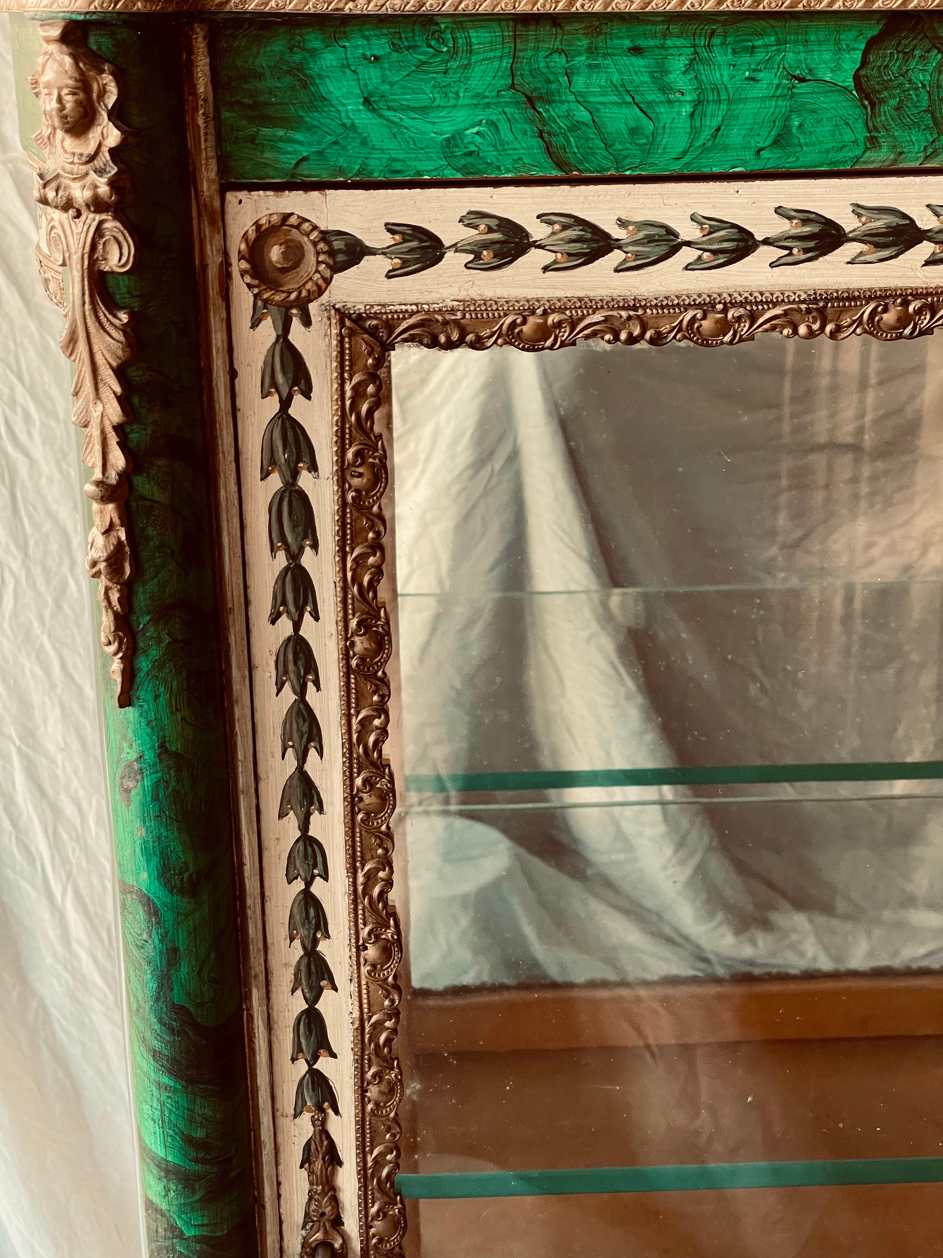 Cabinet Curio Vitrine dipinto a mano in stile russo con finta malachite e ormolu in vendita 7