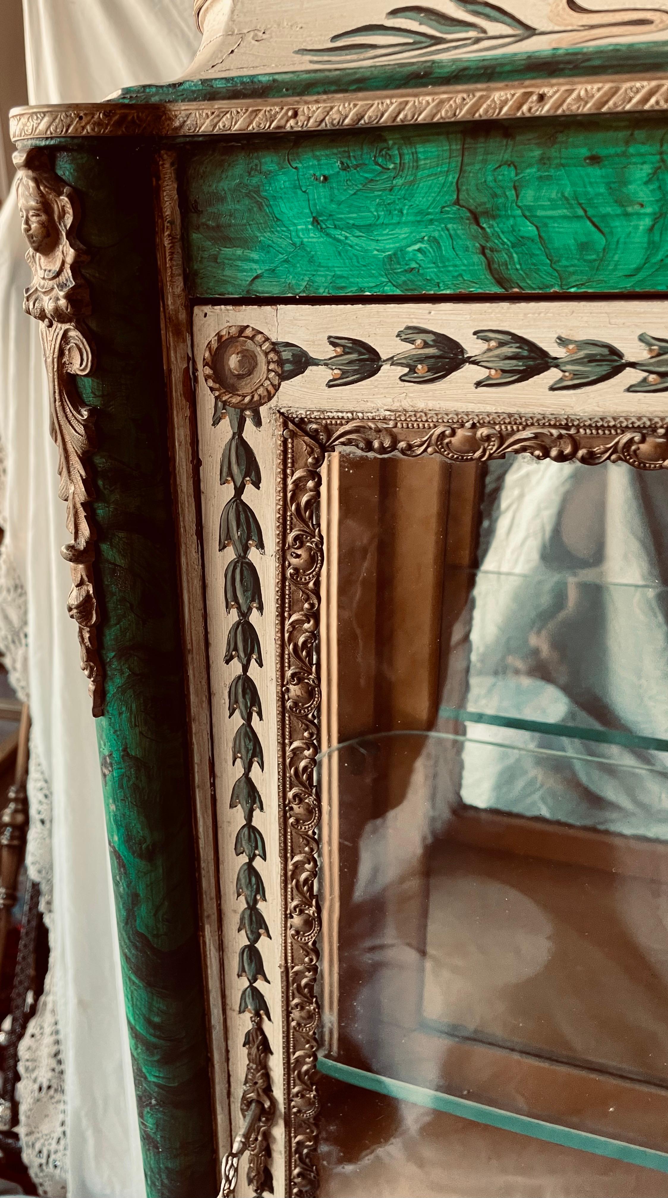 Cabinet Curio Vitrine dipinto a mano in stile russo con finta malachite e ormolu in vendita 8