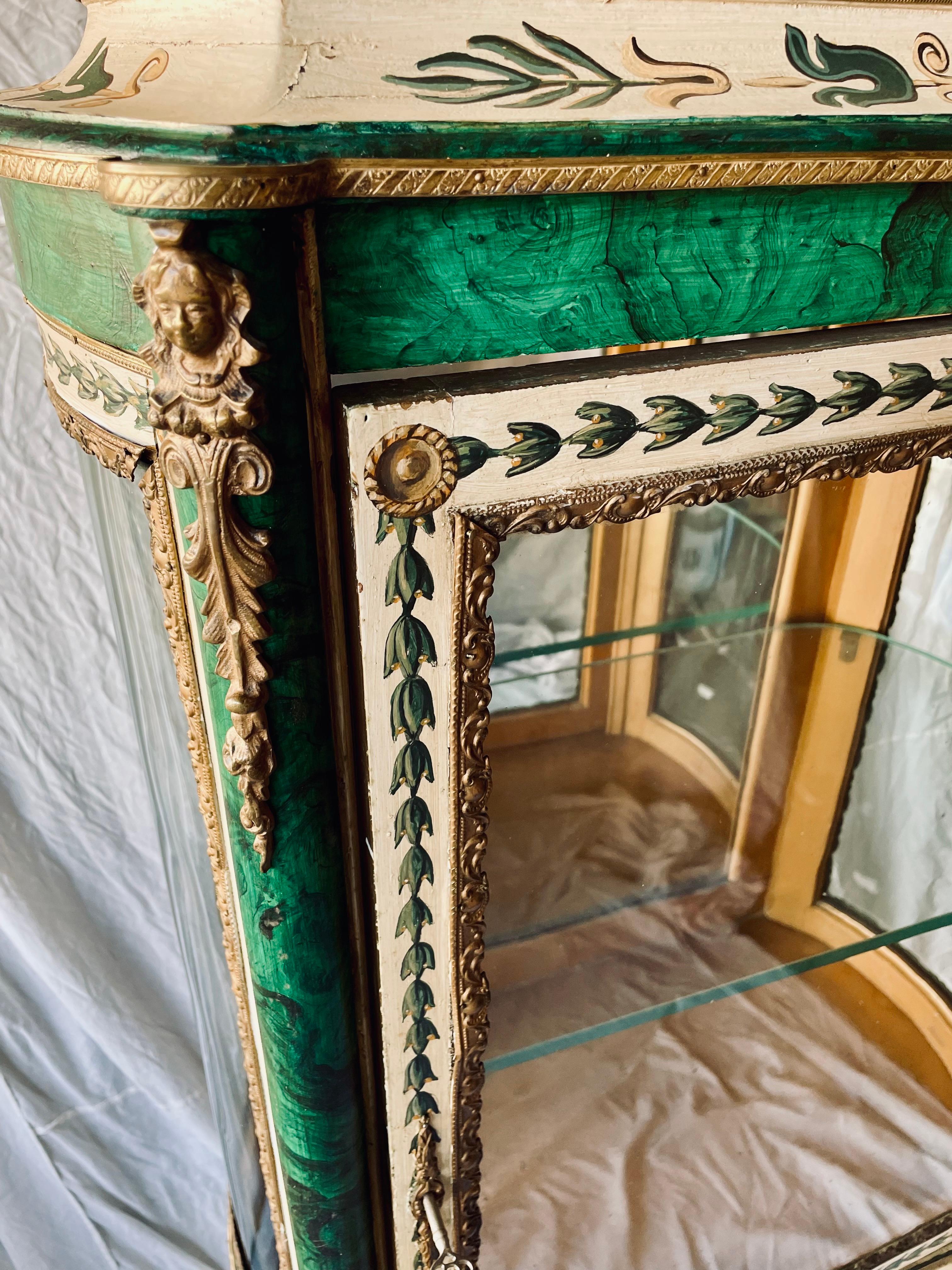 Cabinet Curio Vitrine dipinto a mano in stile russo con finta malachite e ormolu in vendita 9
