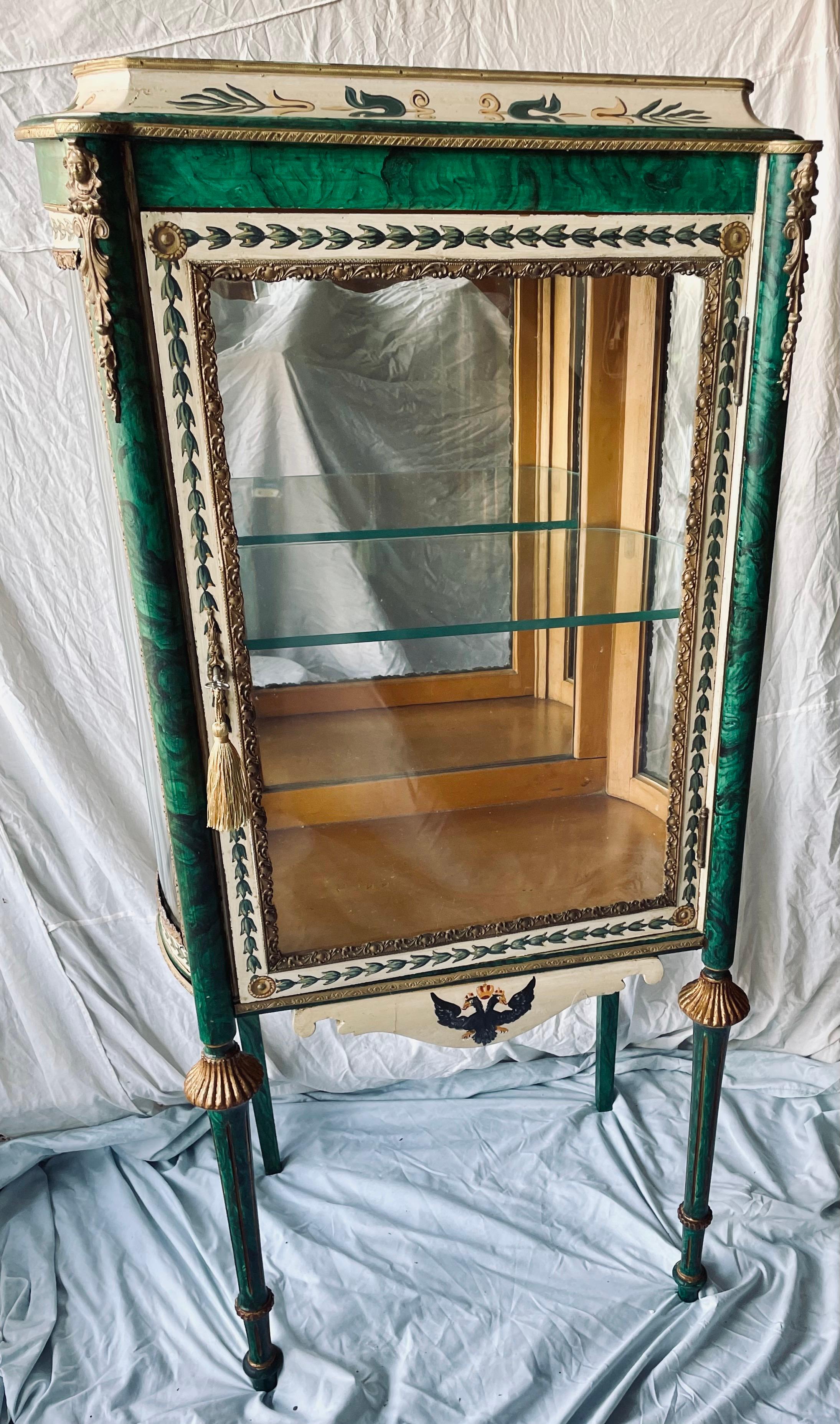 Cabinet Curio Vitrine dipinto a mano in stile russo con finta malachite e ormolu in vendita 10