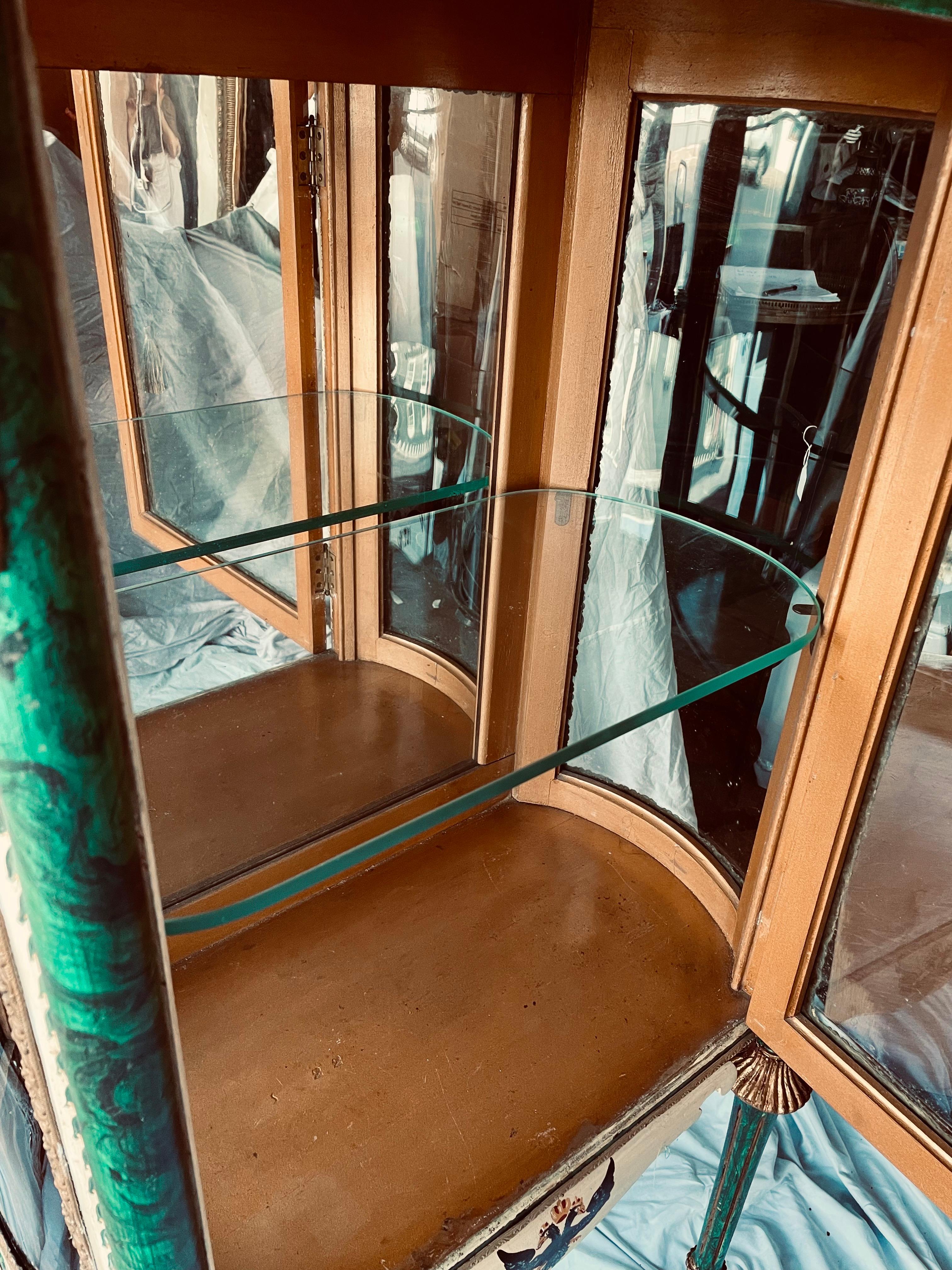 Cabinet Curio Vitrine dipinto a mano in stile russo con finta malachite e ormolu in vendita 11