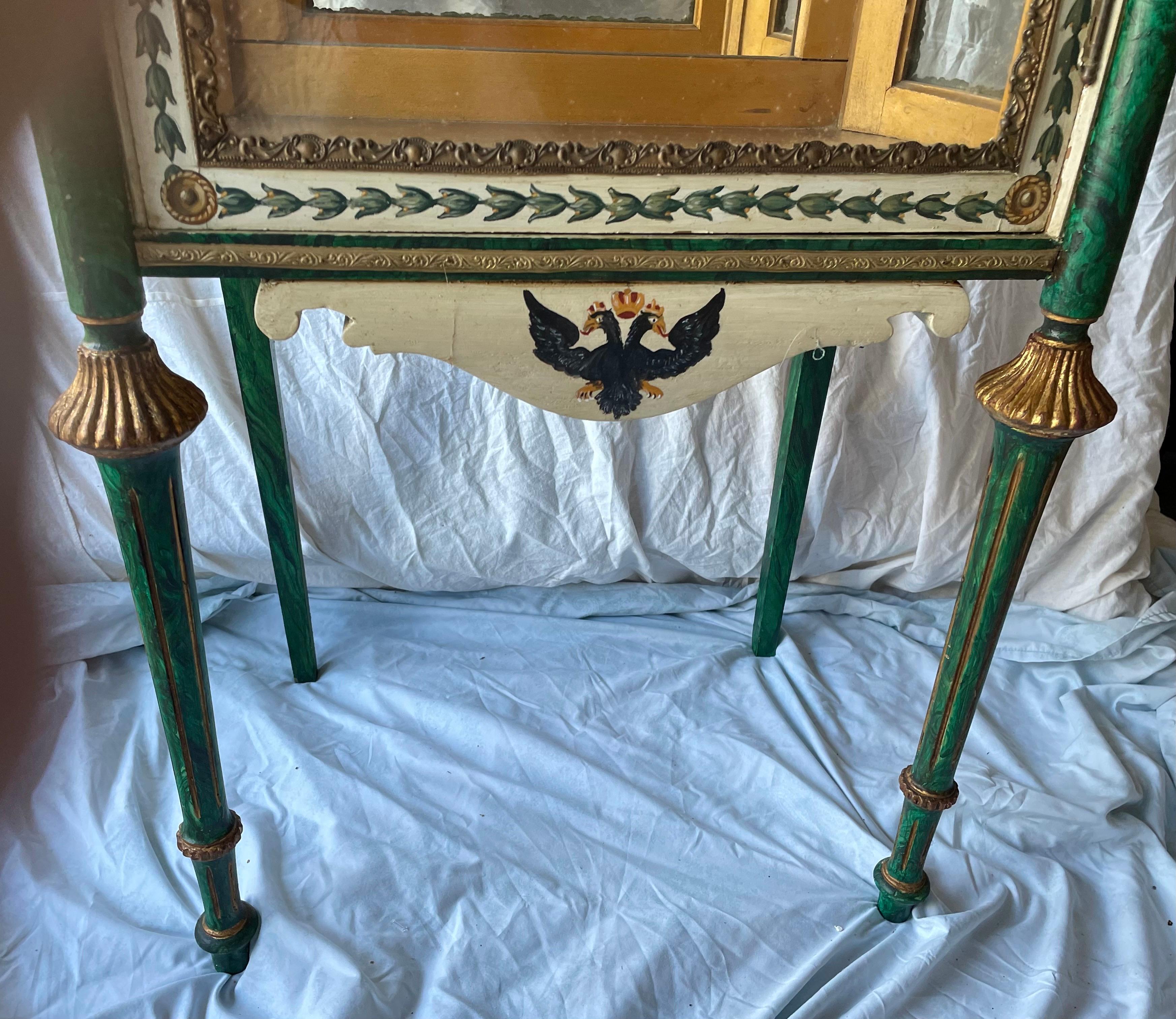 Sconosciuto Cabinet Curio Vitrine dipinto a mano in stile russo con finta malachite e ormolu in vendita