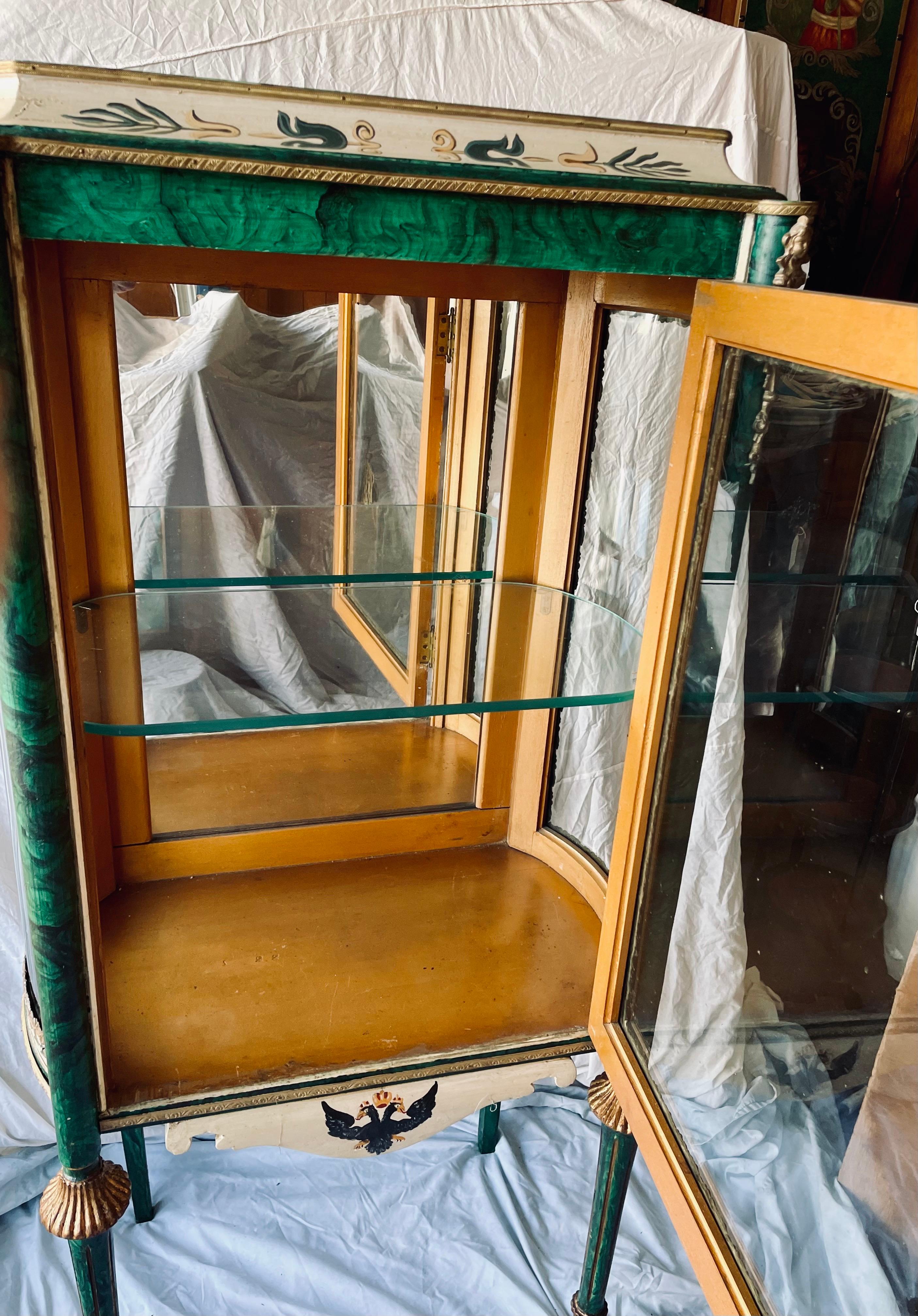 Cabinet Curio Vitrine dipinto a mano in stile russo con finta malachite e ormolu In condizioni buone in vendita a Clifton Forge, VA