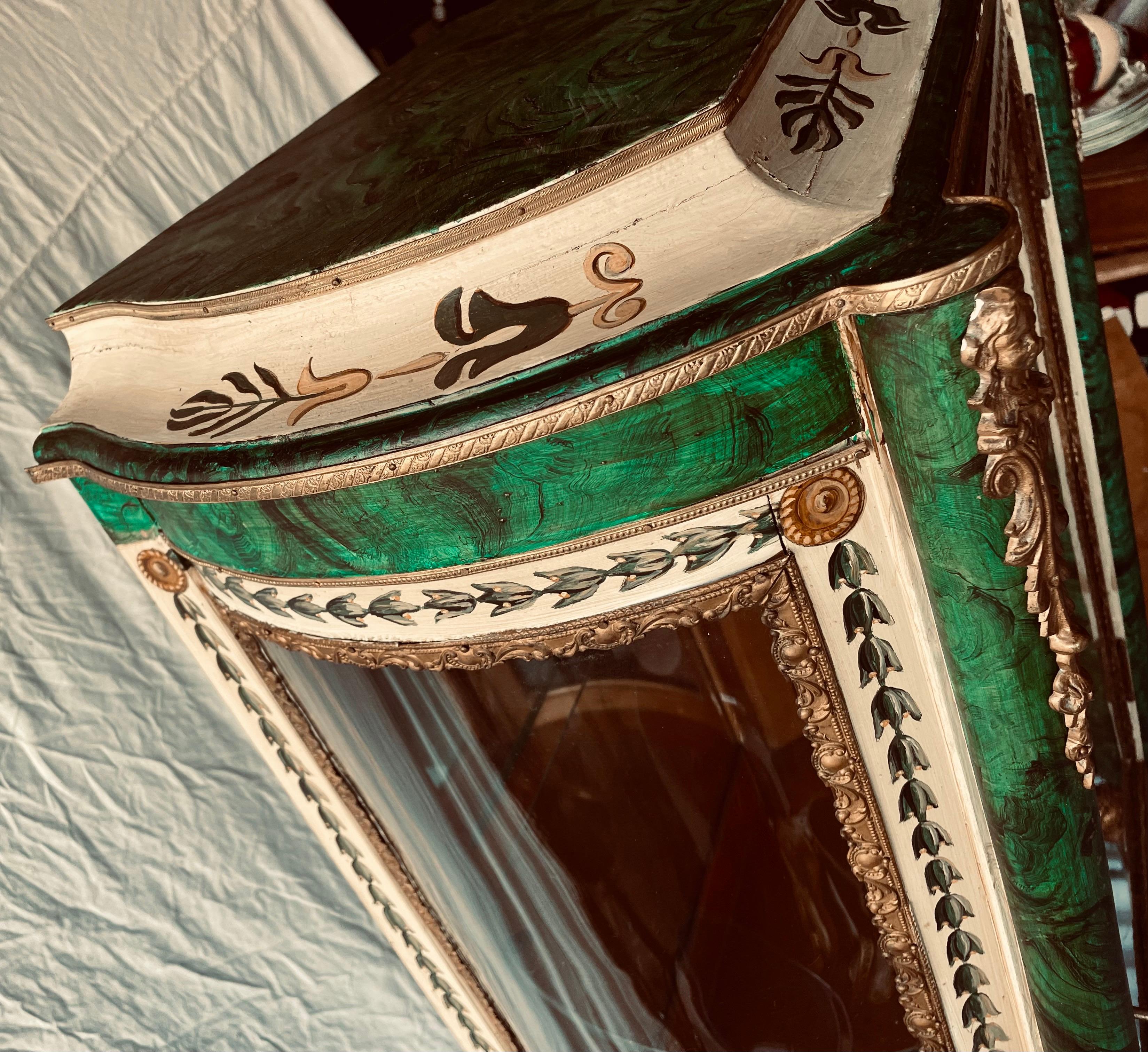 XX secolo Cabinet Curio Vitrine dipinto a mano in stile russo con finta malachite e ormolu in vendita