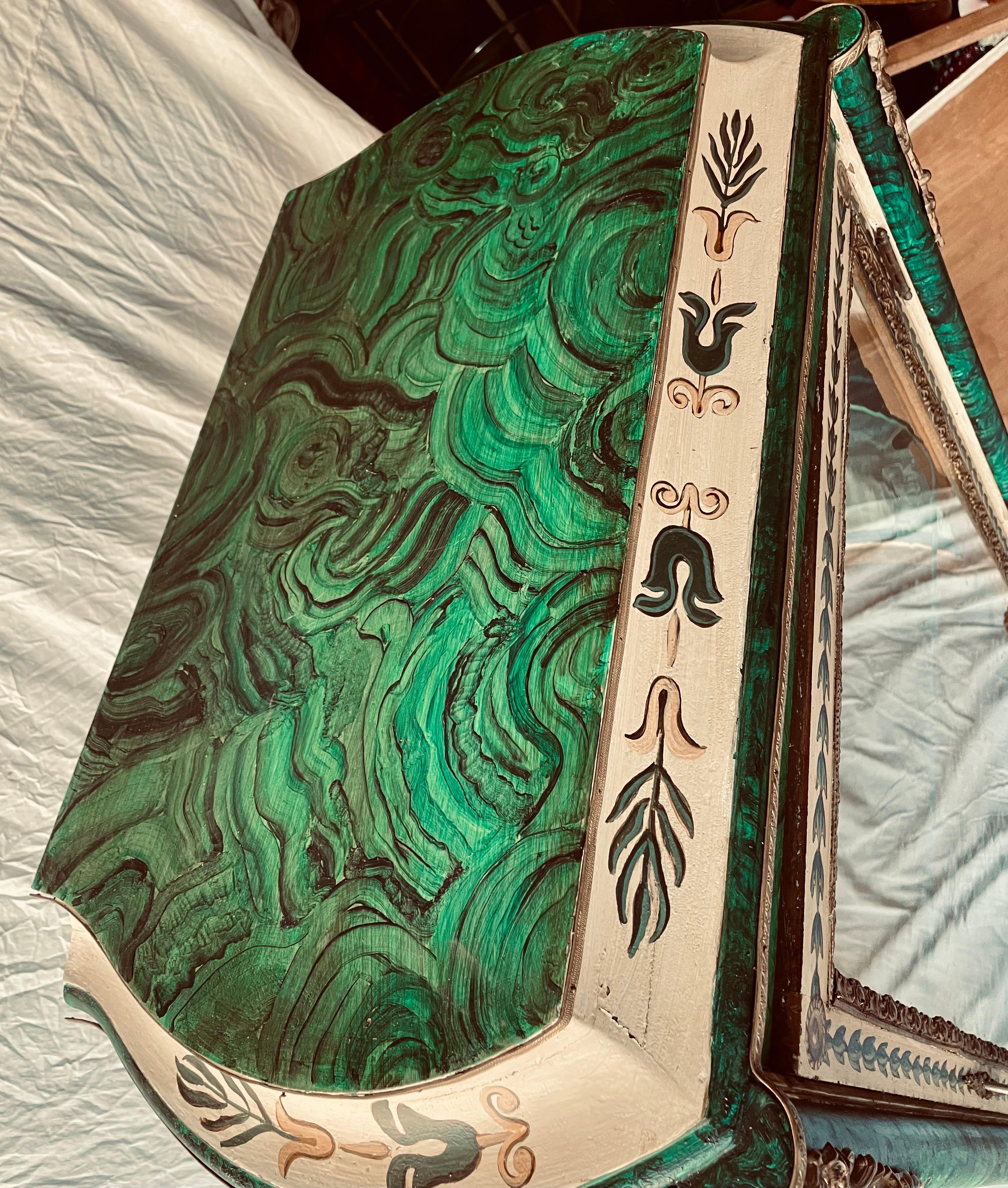 Legno Cabinet Curio Vitrine dipinto a mano in stile russo con finta malachite e ormolu in vendita