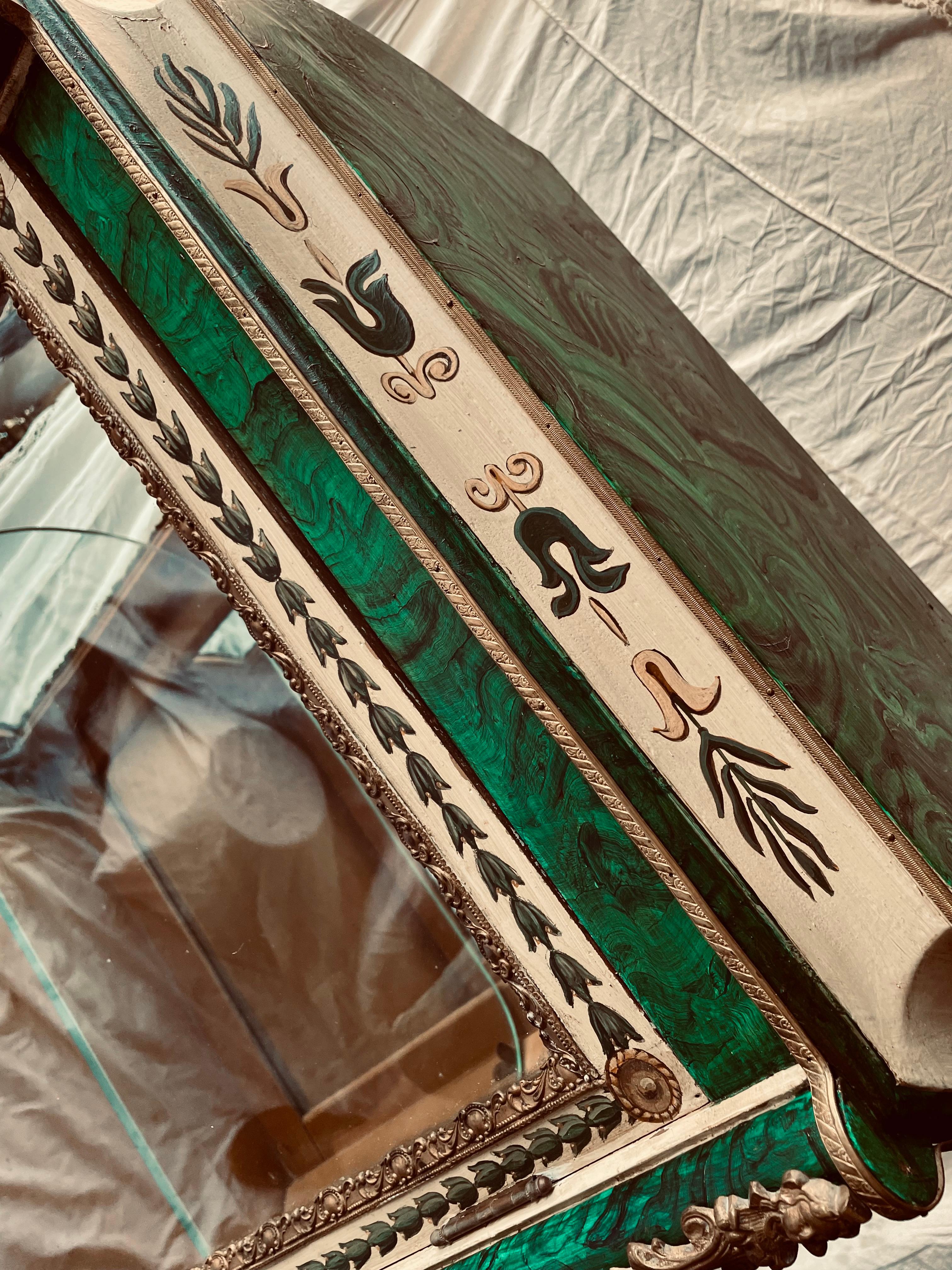 Cabinet Curio Vitrine dipinto a mano in stile russo con finta malachite e ormolu in vendita 1