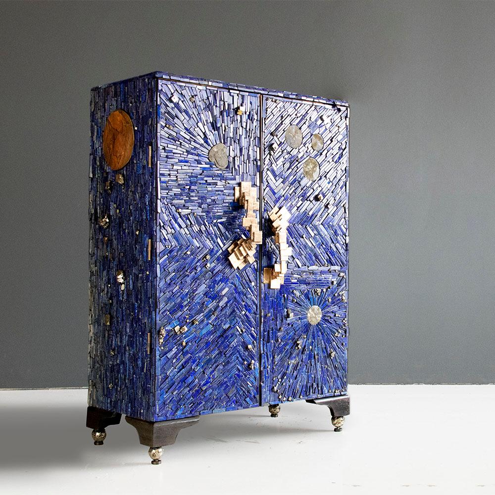 Gabinetto delle curiosità di Christopher Boots
Pezzo unico
Dimensioni: D 50 x L 97 x H 140 cm.
Materiali: Quercia recuperata, bronzo fuso, quarzo chiaro, quarzo fumé, lapislazzuli, pirite, diamanti industriali, ottone, vetro, LED.

CURIOSITY CABINET