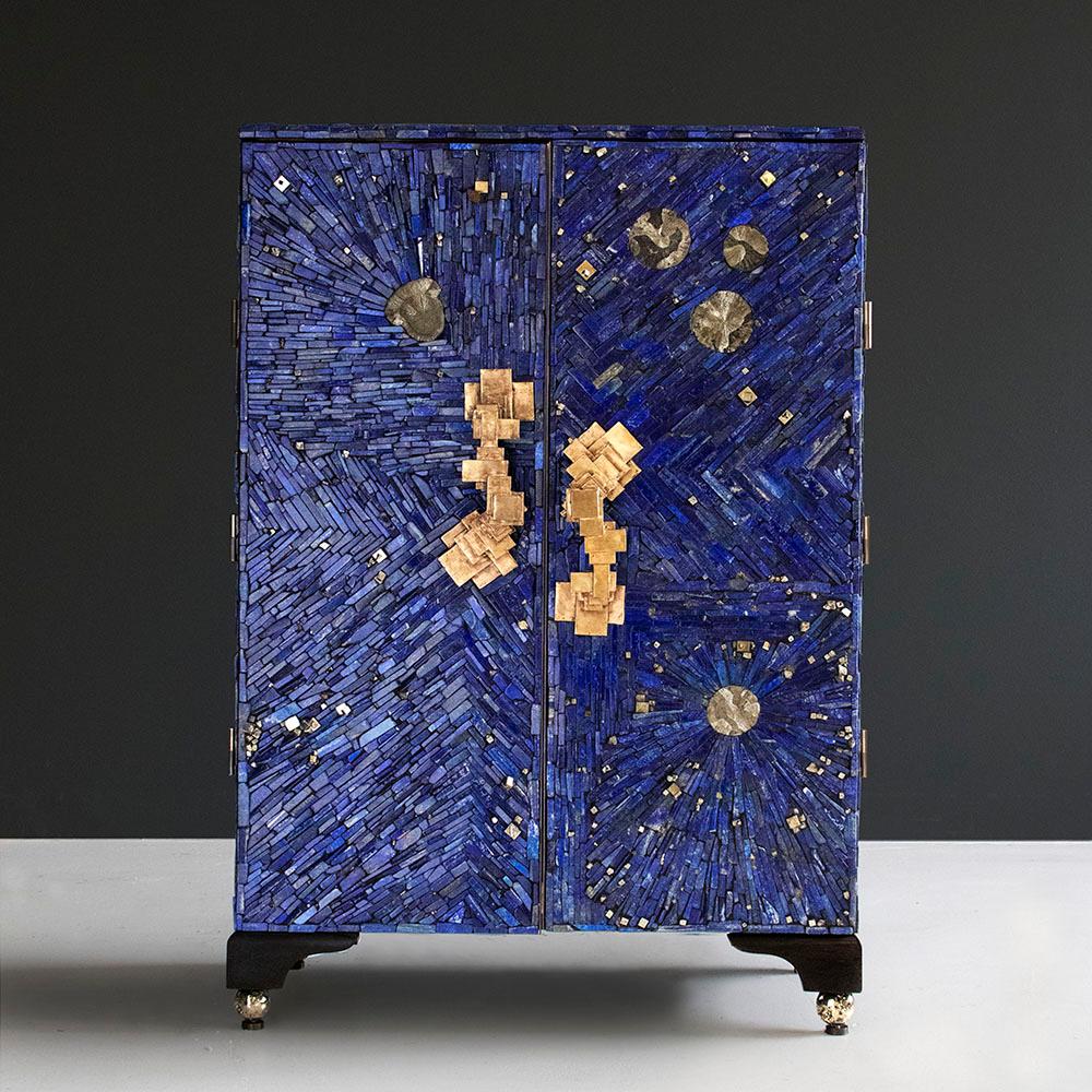 XXI secolo e contemporaneo Armadietto rettangolare in ottone blu scuro con due ante di Christopher Boots in vendita
