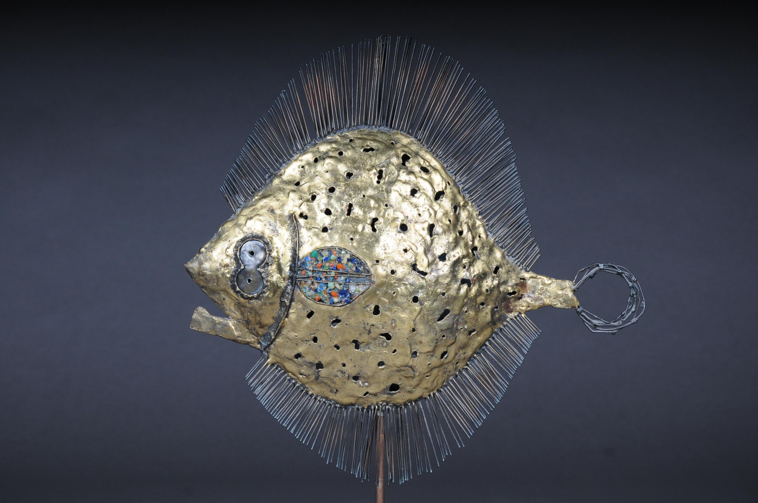 Curious and decorative puffer fish sculpture, brass
Extremely decorative and curious brass sculpture depicting a puffer fish on a high square solid wood base. High quality processed. An absolute eye catcher.

(V-205).