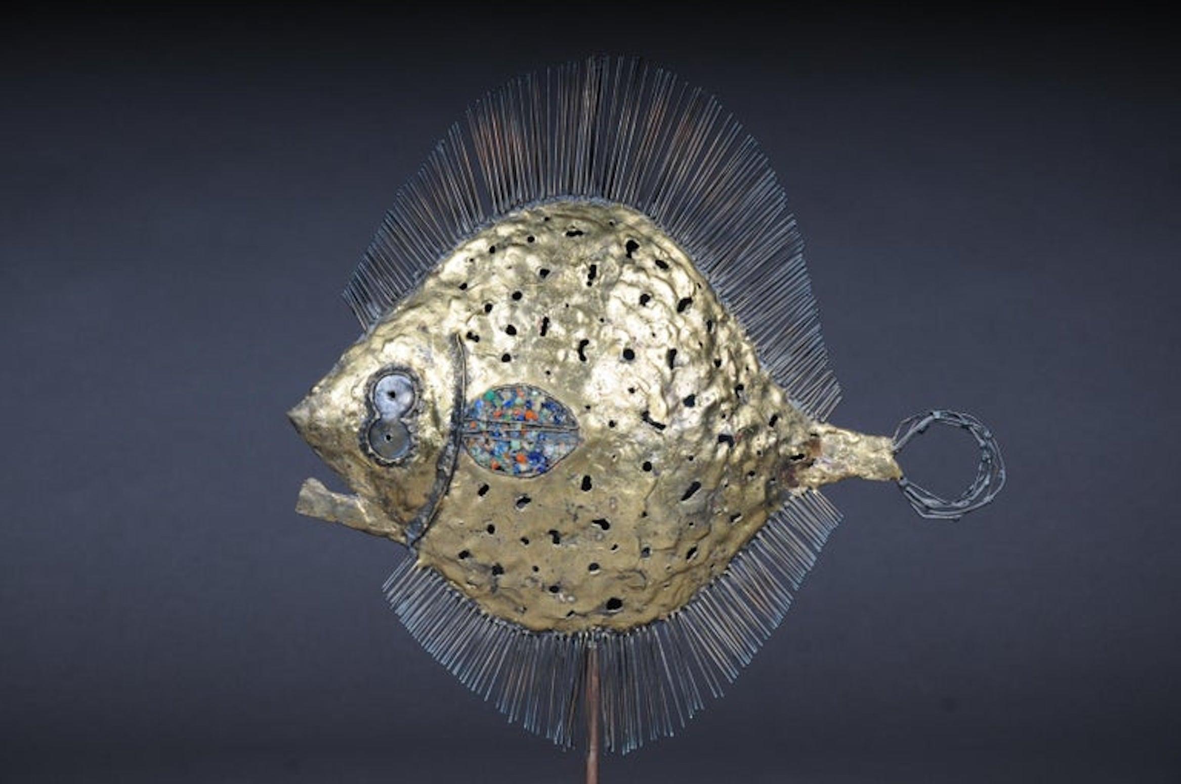 Scultura di pesce palla curiosa e decorativa, ottone
Scultura in ottone estremamente decorativa e curiosa che raffigura un pesce palla su un'alta base quadrata in legno massiccio. Lavorazione di alta qualità. Un vero e proprio colpo d'occhio.