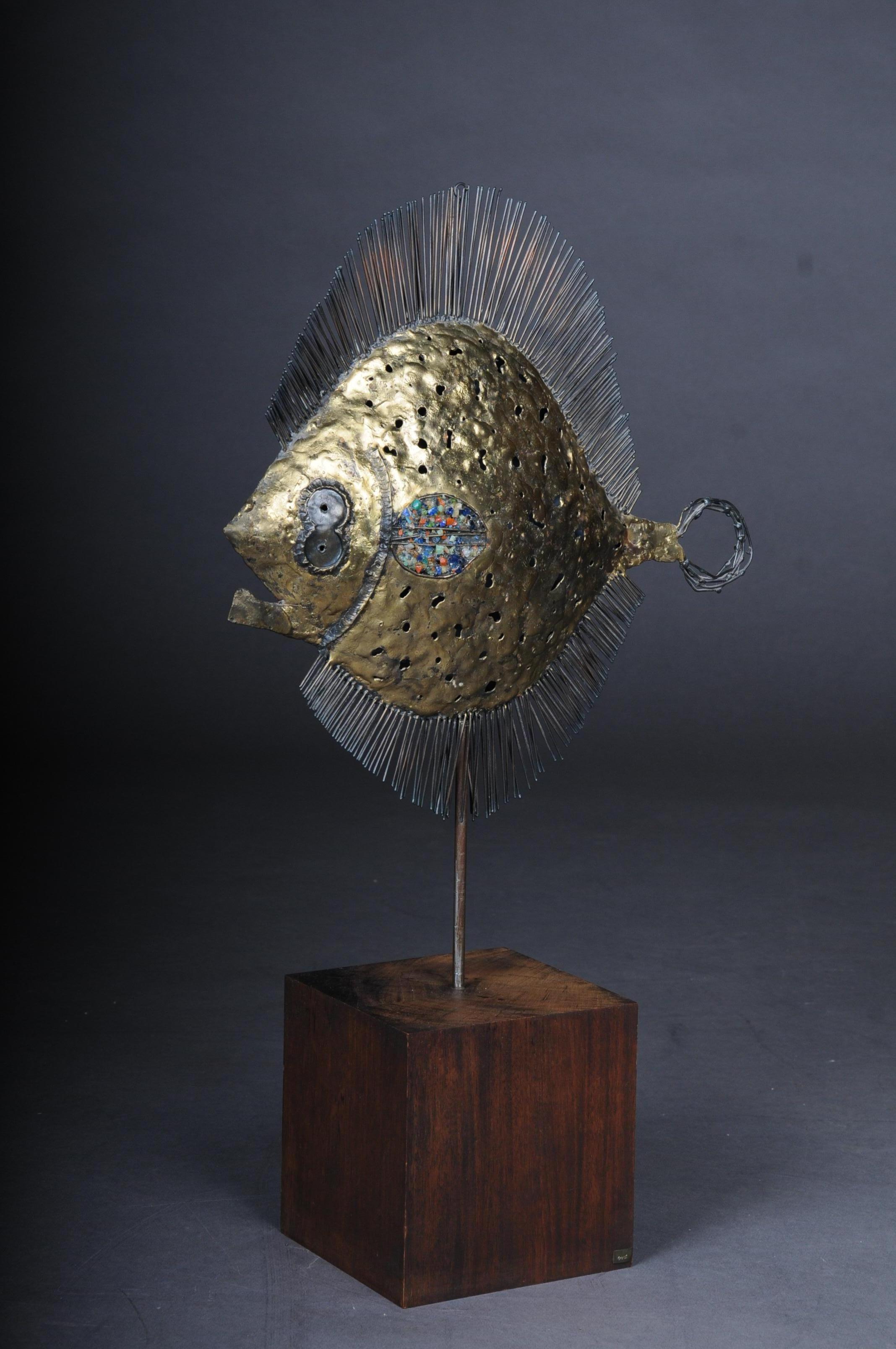 Bois Sculpture de poisson chiffon curieuse et décorative en laiton
