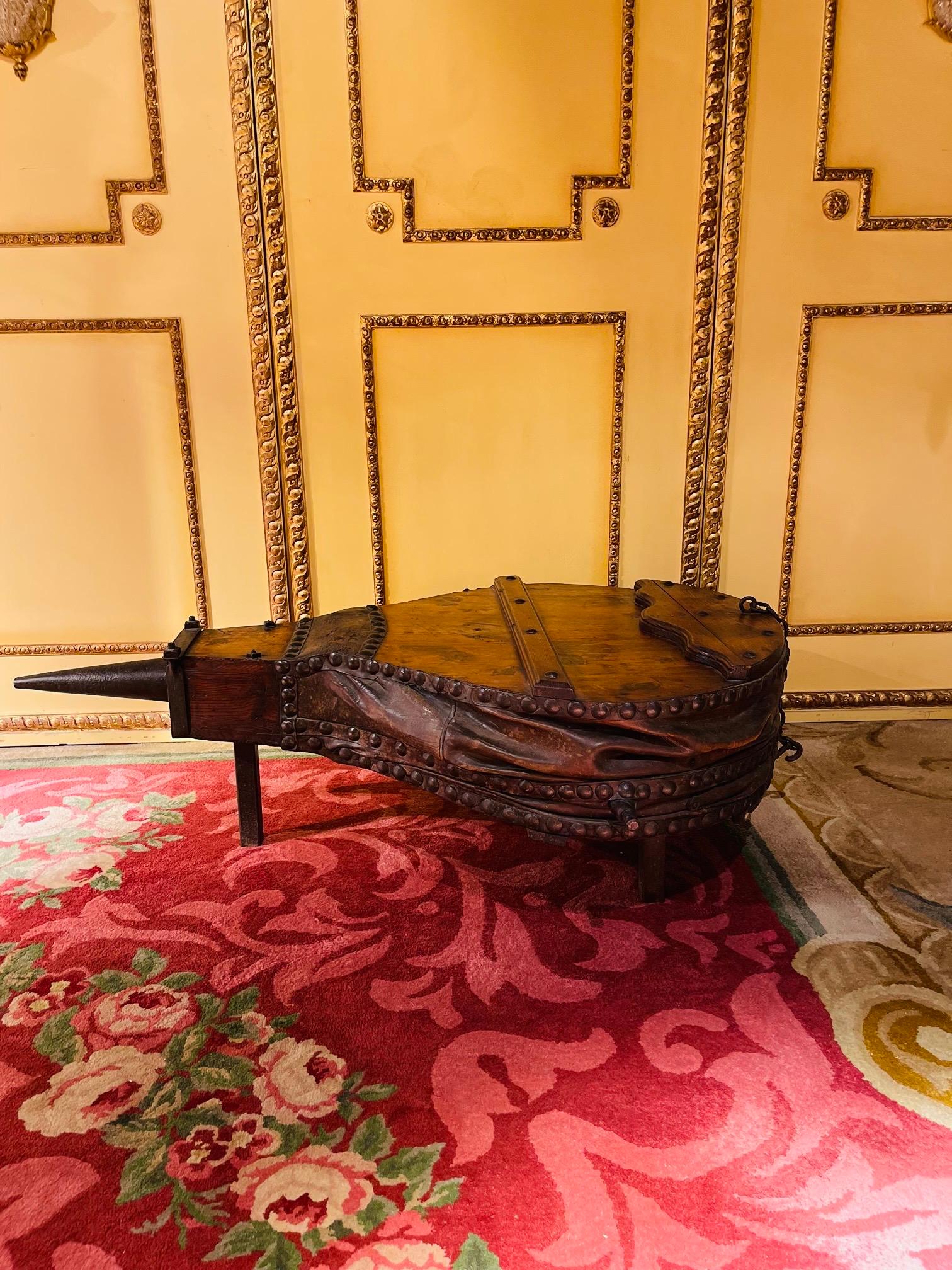 Curieux soufflet industriel ancien comme table basse, vers 1880

Unique, curieux soufflet converti en table basse en bois massif, fonte et cuir.
Traitement de très haute qualité
Tous ceux qui aiment les choses curieuses et extravagantes et qui