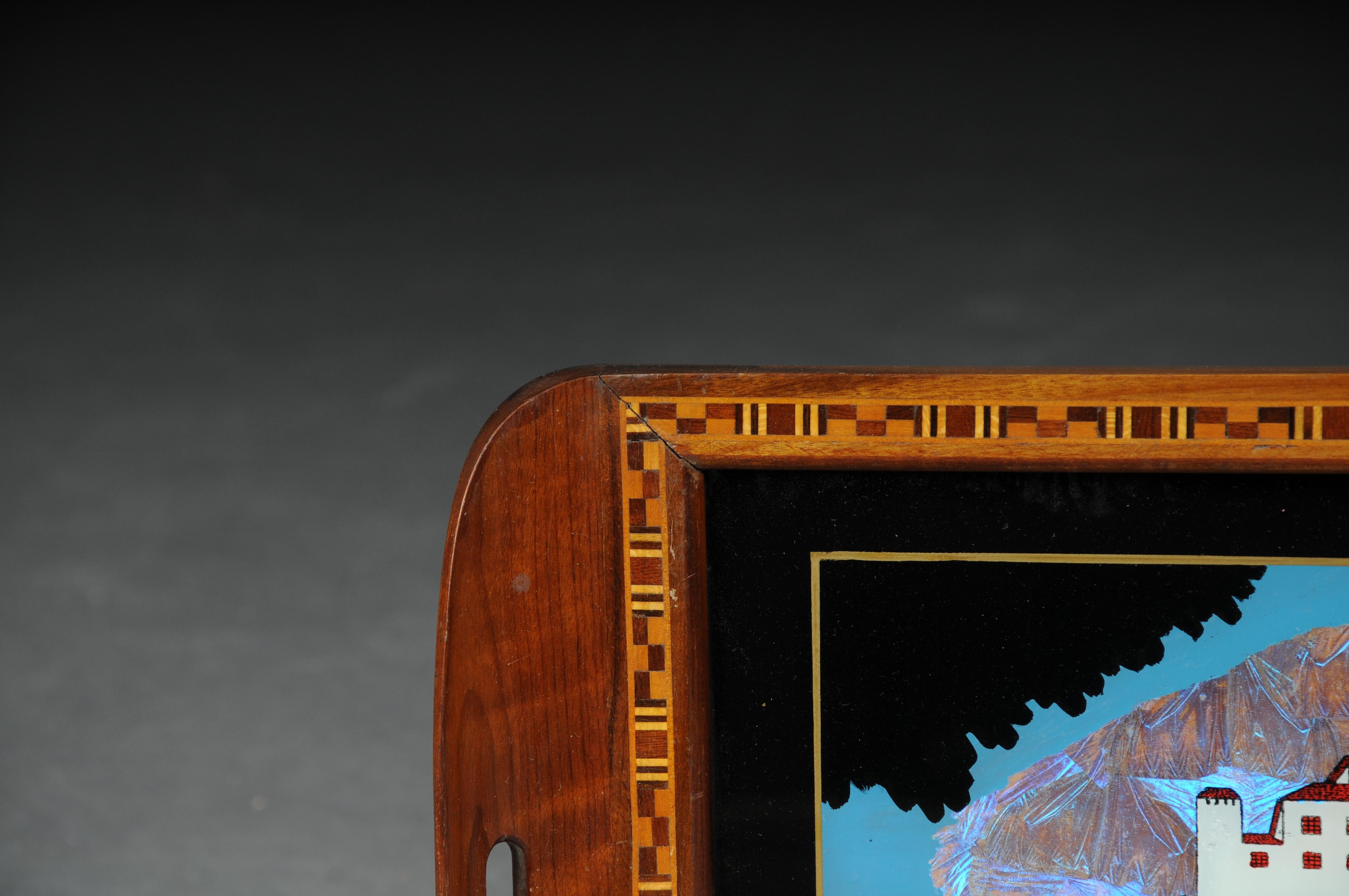 Kurioses antikes Tablett mit echten Schmetterlingsflügeln, Brasilien

Rahmen aus Massivholz mit Intarsieneinlagen. In der Mitte eine Landschaft des weltberühmten Klosters
