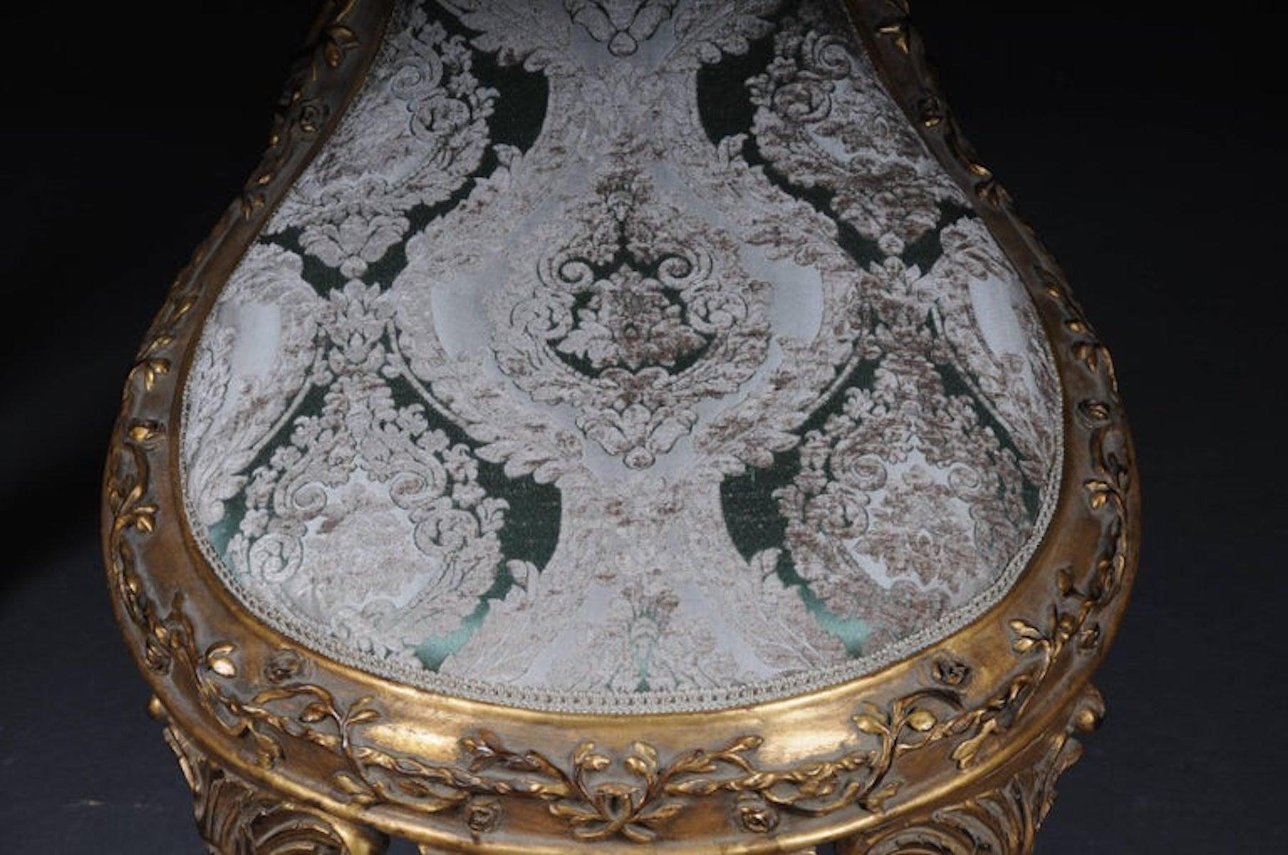 Bois de hêtre massif, sculpté et doré. Le cadre en crochet de Strak repose sur quatre pieds bouclés, également très ornés. Un véritable accroche-regard. L'assise et le dossier sont recouverts d'un revêtement historique et classique.


(B-Dom-89).