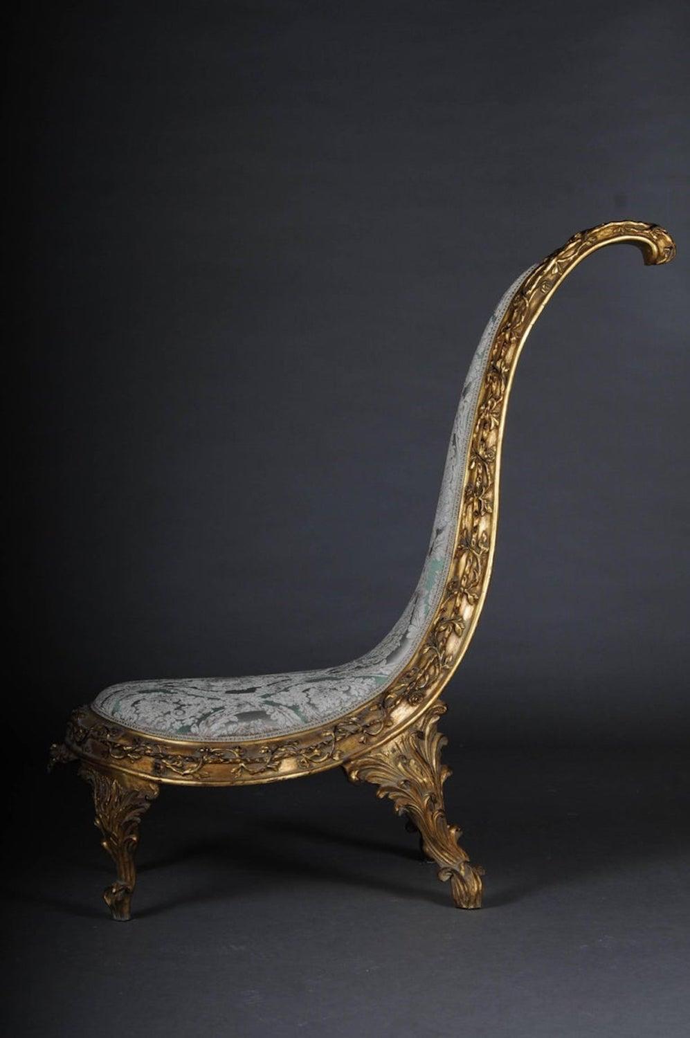 Bois de hêtre massif, sculpté et doré. Le cadre en crochet de Strak repose sur quatre pieds bouclés, également très ornés. Un véritable accroche-regard. L'assise et le dossier sont recouverts d'un revêtement historique et classique.
