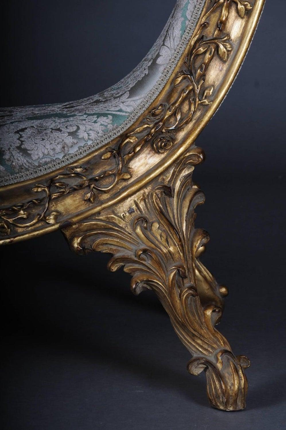 Sculpté à la main Chaise de designer curieuse, unique en vente