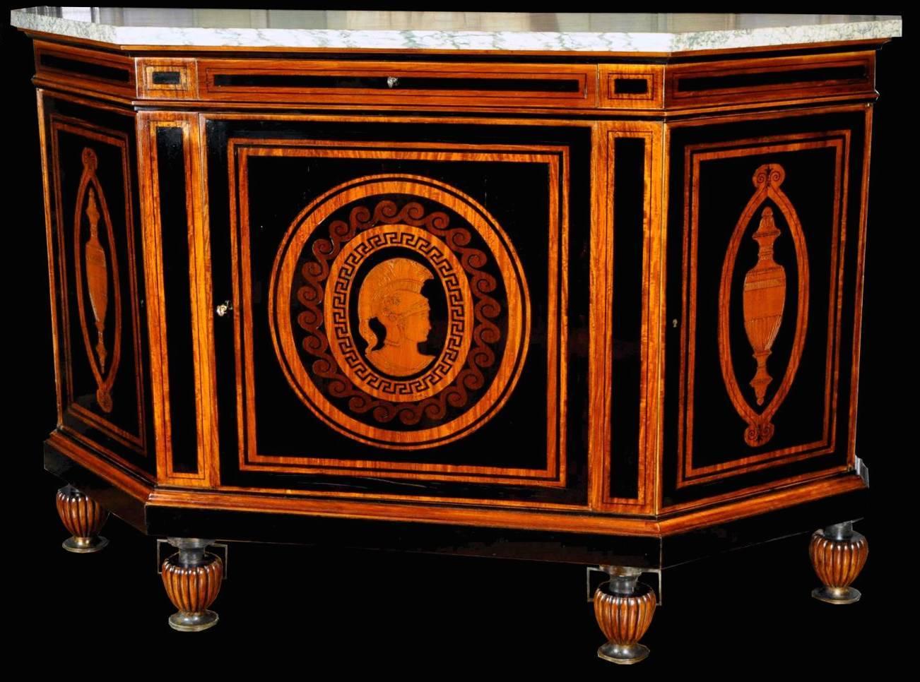 Curiosa credenza francese dei primi del Novecento firmata E. Duru a tre ante. Piano in marmo bianco e verde venato. Piedi a forma di vaso neo greco. Firmato al centro della porta d'ingresso.
Misure: 114 x 149 x 48 cm.