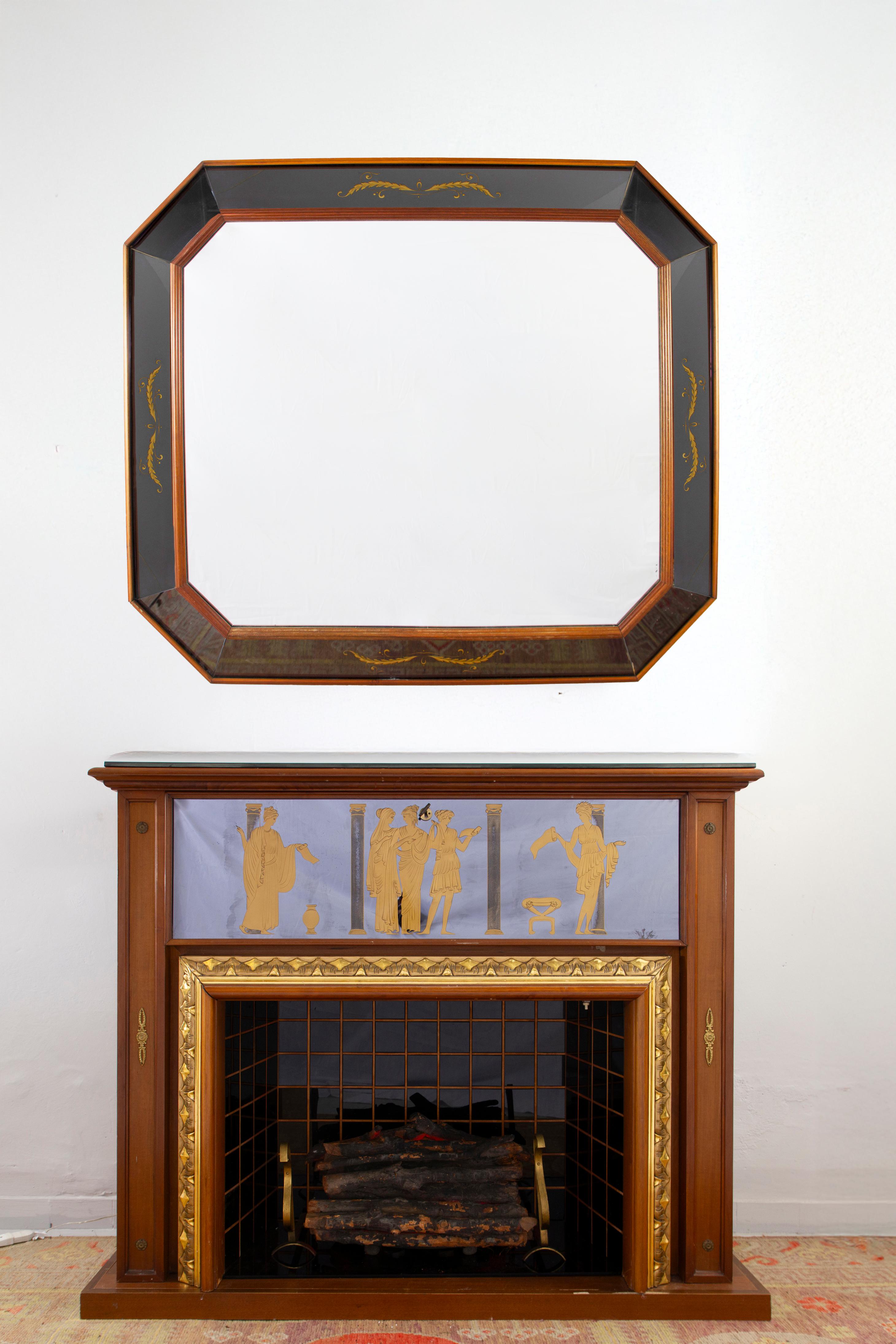 Elegant et inhabituel  en forme de cheminée   armoire de bar,  tessellée en verre opalin noir souligné par des profils aceso, la porte fermant à 45 degrés s'ouvre sur un intérieur en mosaïque de miroirs, le plateau est en opaline noire, le corps est