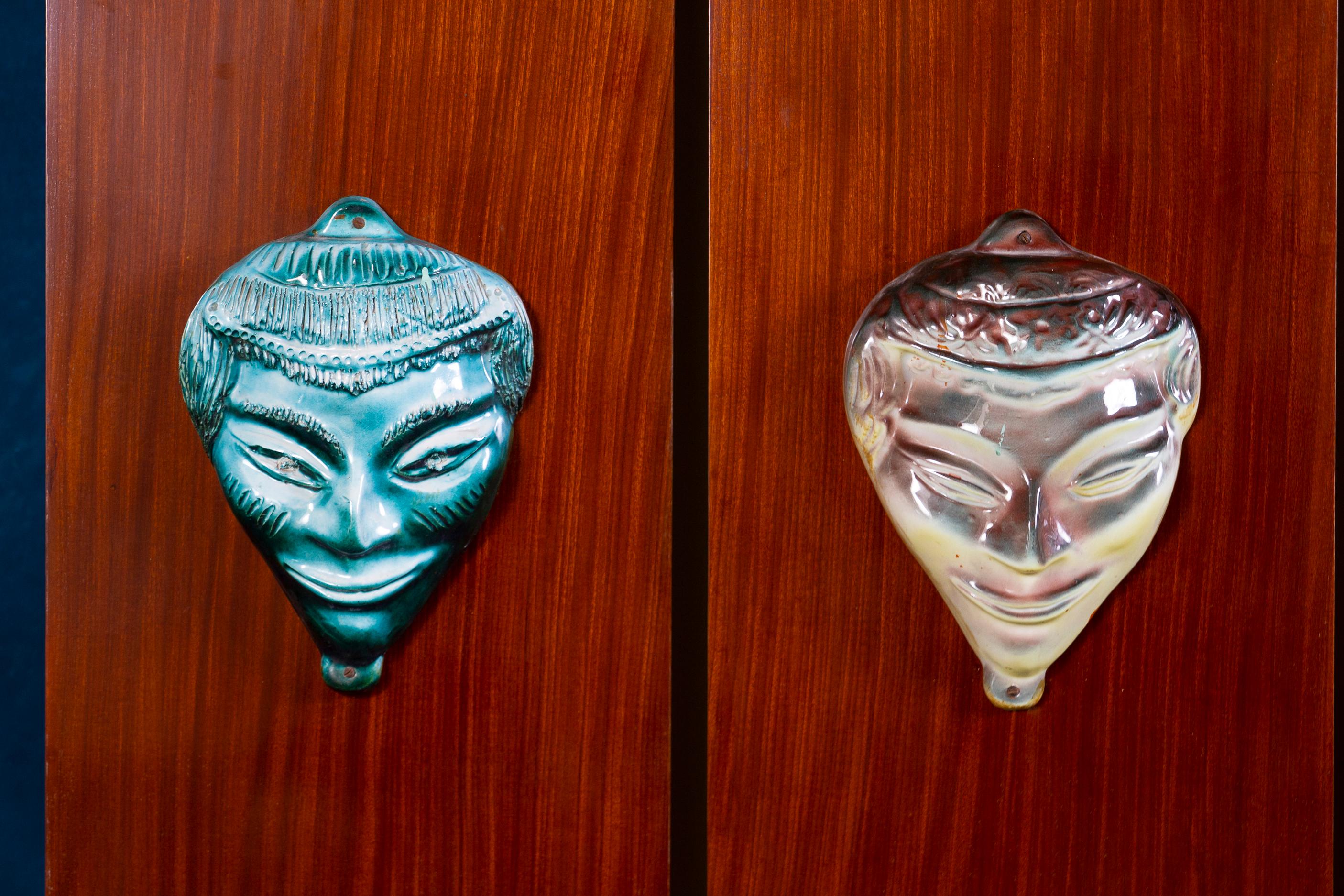 20ième siècle Armoire sophistiquée du milieu du siècle avec masques en céramique Italie 1950'' en vente