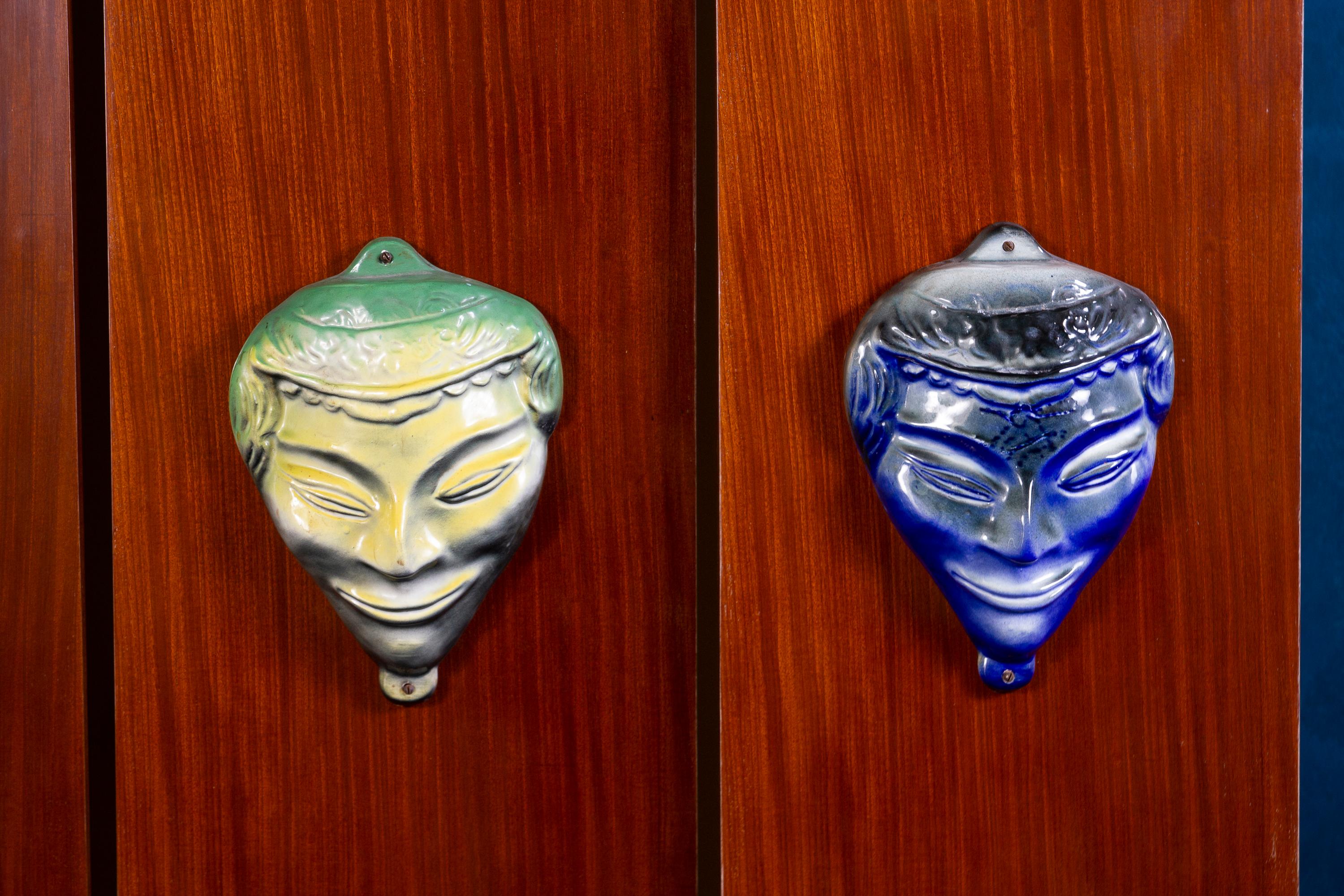 Bois Armoire sophistiquée du milieu du siècle avec masques en céramique Italie 1950'' en vente