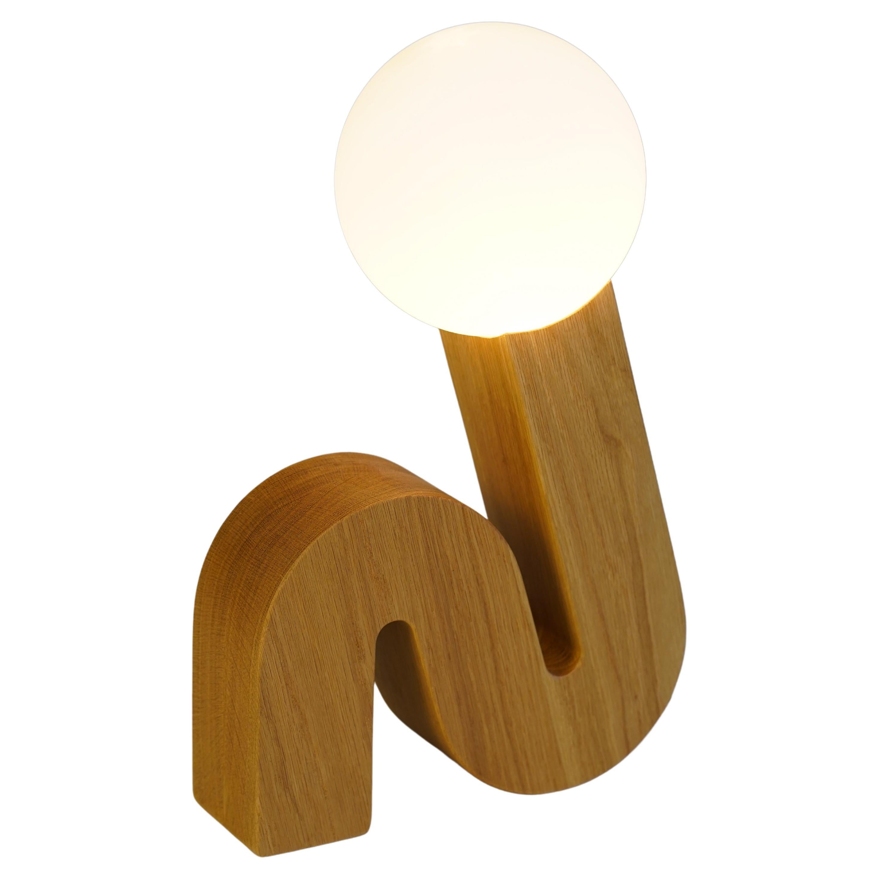 Curl - Zeitgenössische Tischlampe (Weiße Eiche, Glaskugelschirm, LED-Glühbirne)  im Angebot bei 1stDibs