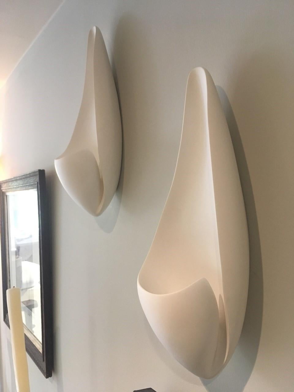 Curl Contemporary Wall Sconce, Wandleuchte aus weißem Gips, Hannah Woodhouse (Geformt) im Angebot