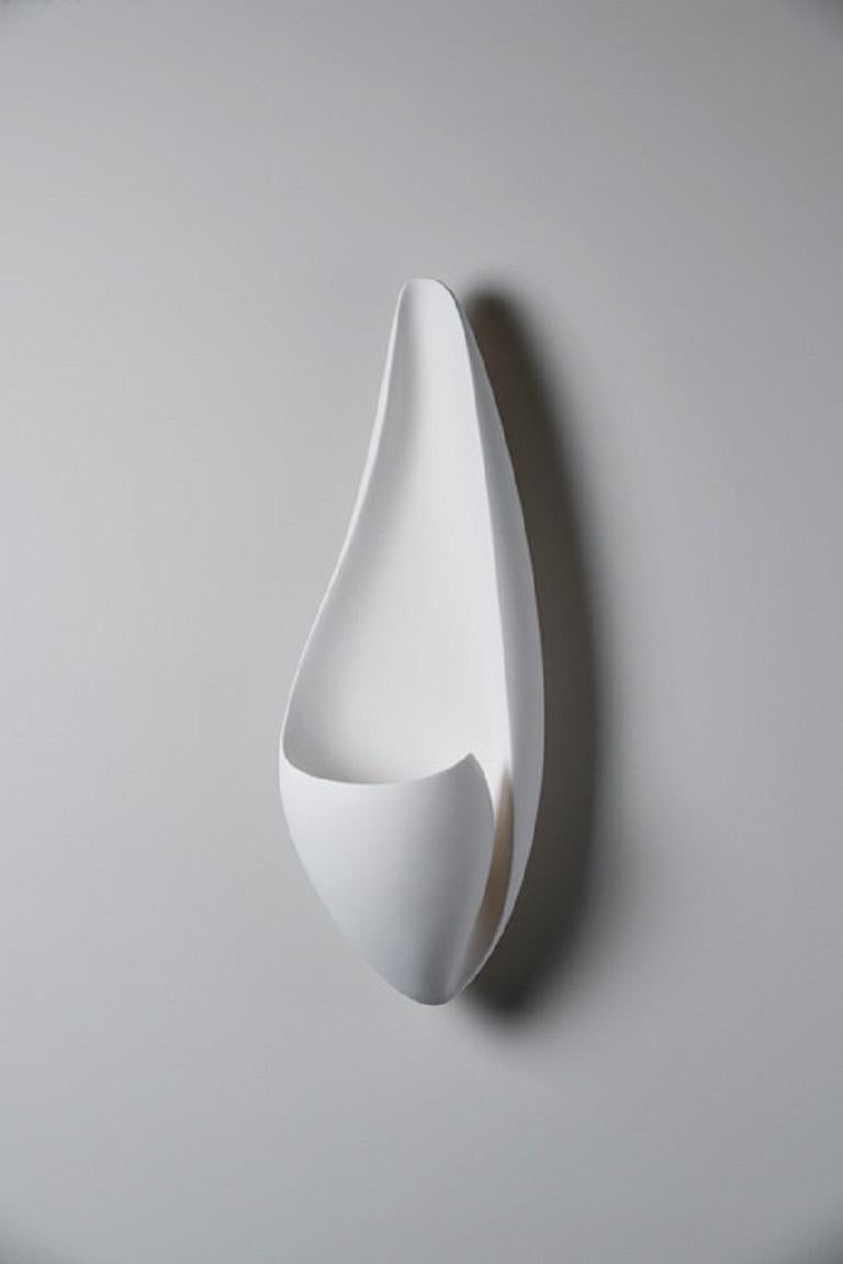 Curl Contemporary Wall Sconce, Wandleuchte aus weißem Gips, Hannah Woodhouse (Organische Moderne) im Angebot