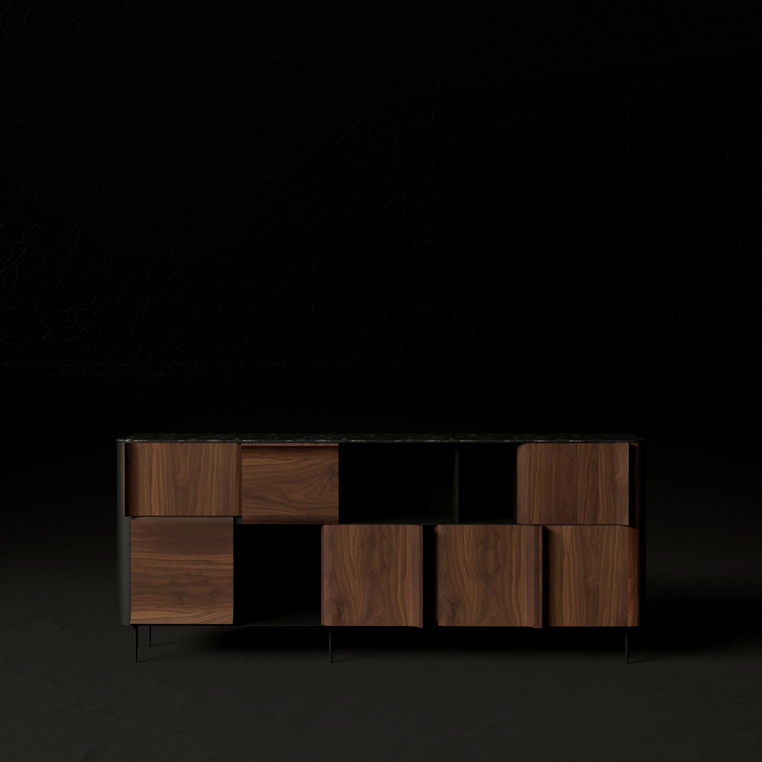 Credenza Curl Series 2x5 di Studio A
Dimensioni:  L 228 x P 50 x H 94,5 cm
Materiali: Legno di noce, legno laccato nero, gambe in acciaio annerito, piano in marmo.
Finiture disponibili: Noce, Rovere, Rovere Blackend.

La Serie Curl combina