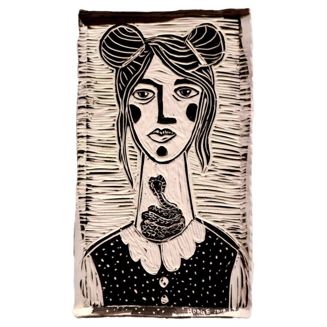 Portrait d'une fille enroulée. Sculpture murale en porcelaine sculptée en vente